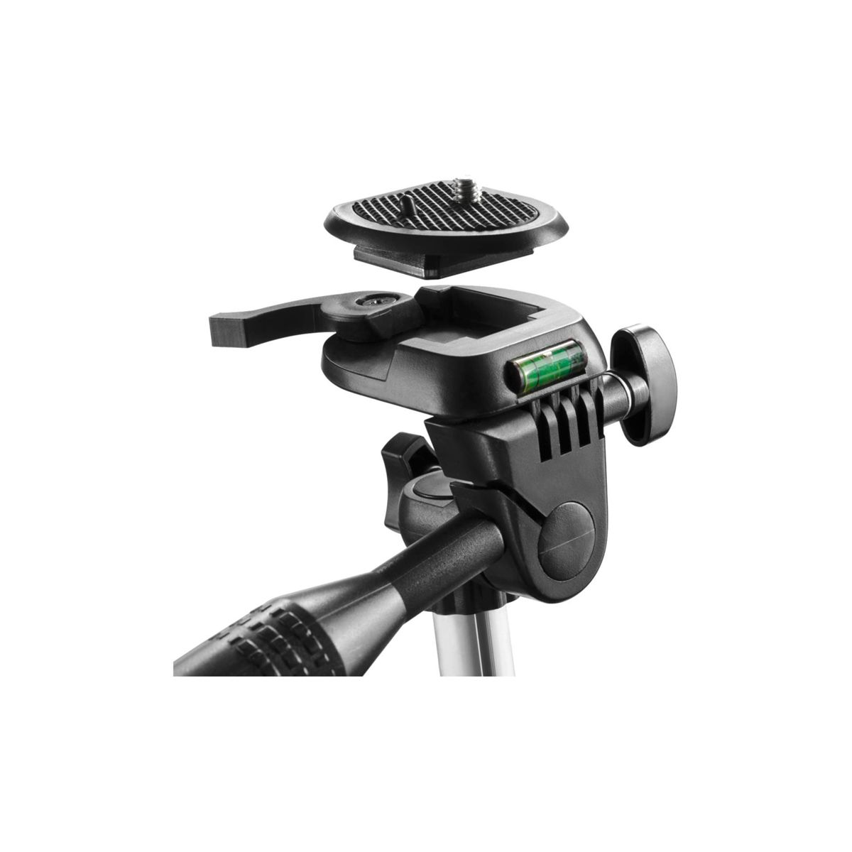 Głowica statywu z poziomicą. Jest czarna i ma srebrną podstawę. Białe tło.