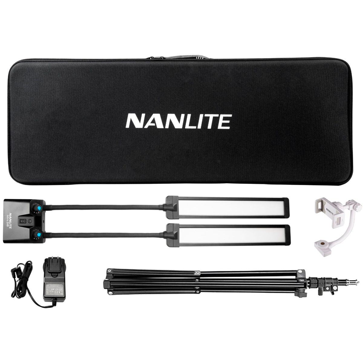 Ein schwarzer Koffer mit NANLITE-Aufschrift und Lichtausrüstung.