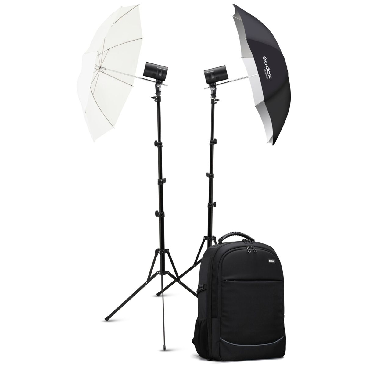 Zwei Studioleuchten mit Schirmen und ein schwarzer Rucksack. Weißer Hintergrund.