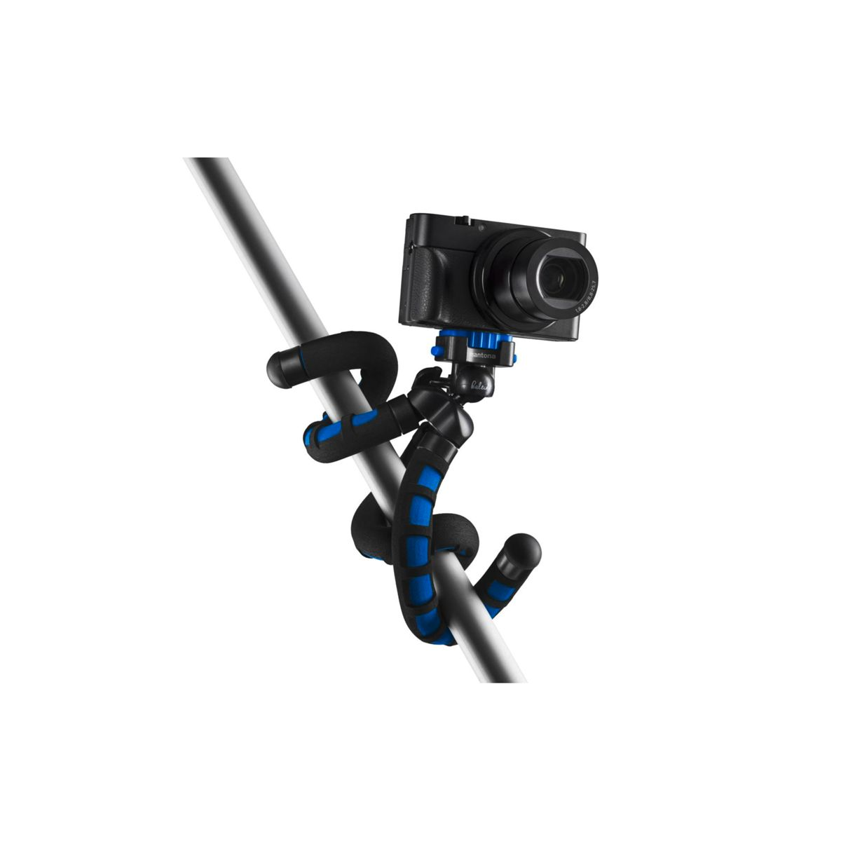 Aparat zamontowany na elastycznym statywie. Statyw jest czarno-niebieski. Białe tło.