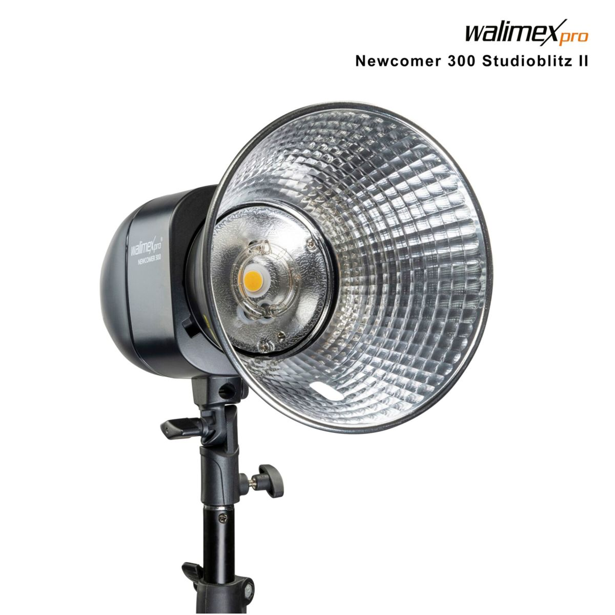 Flash da studio con riflettore argentato e supporto nero.