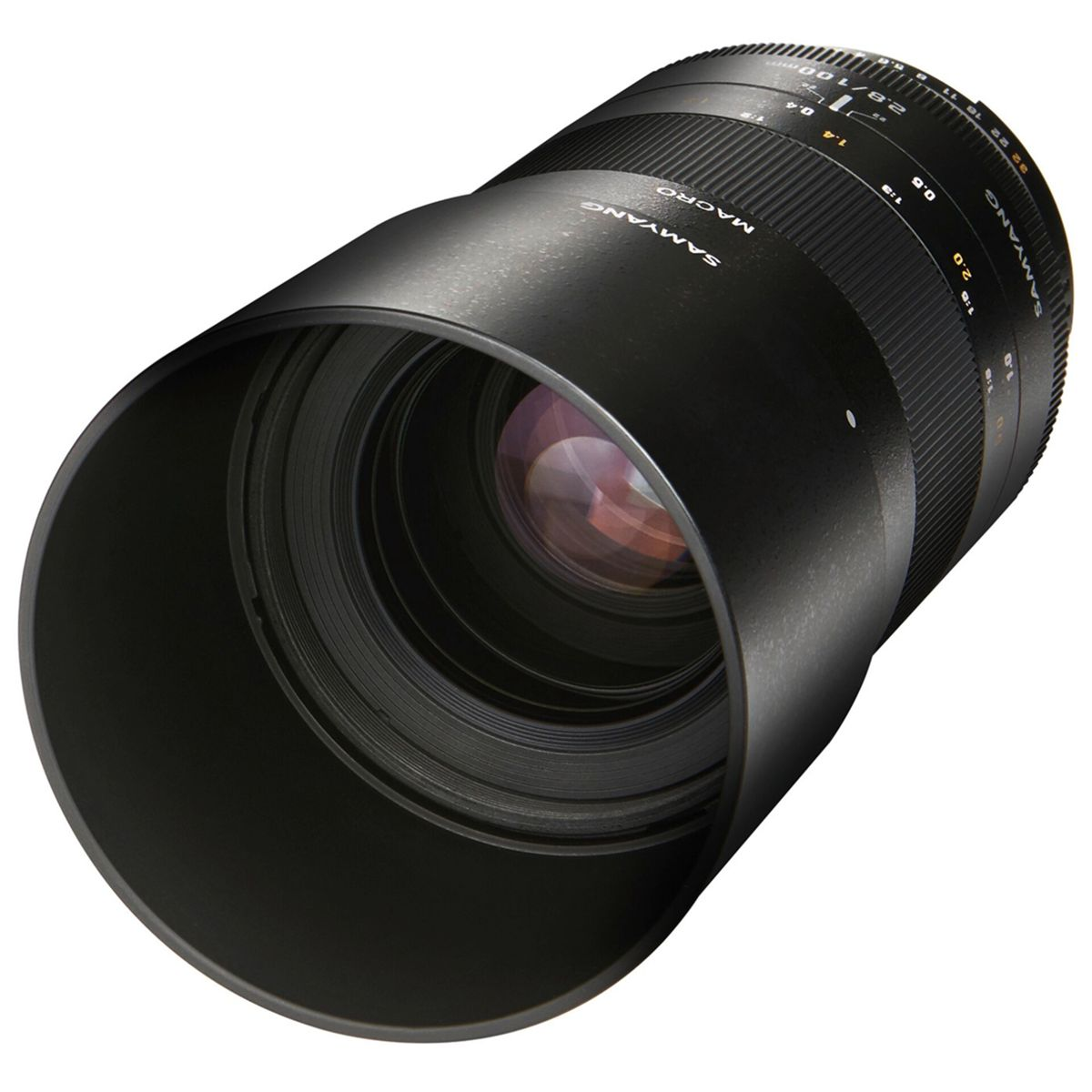 Czarny obiektyw makro Samyang z osłoną przeciwsłoneczną. Obiektyw ma tekst i oznaczenia pomiarowe.