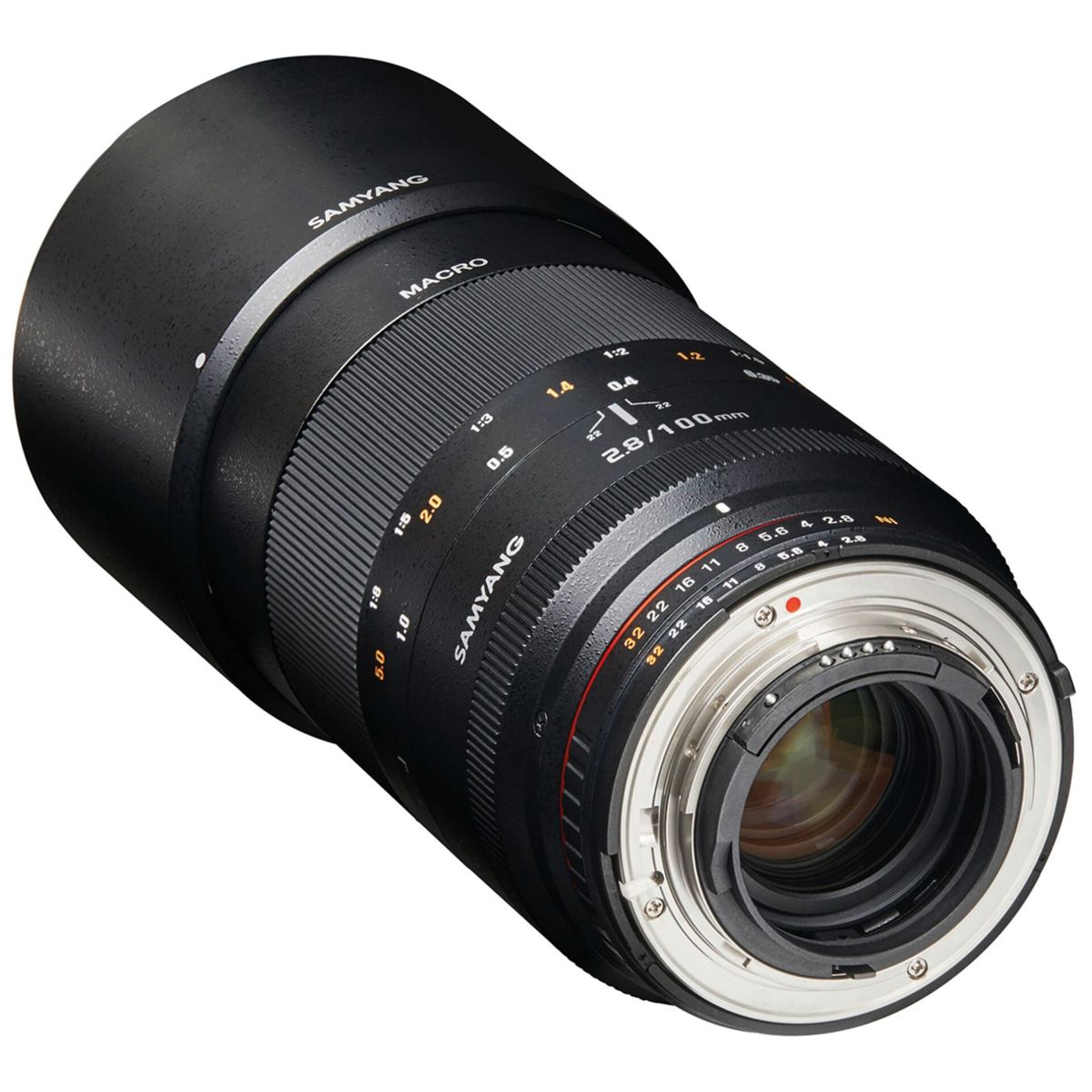 Czarny obiektyw Samyang Macro 28/100mm z ustawieniami makro i odległości ogniskowania.