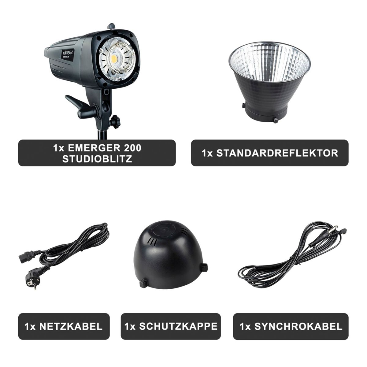 Studioblitz mit Zubehör: Reflektor, Netzkabel, Schutzkappe und Synchrokabel, auf Weiß.