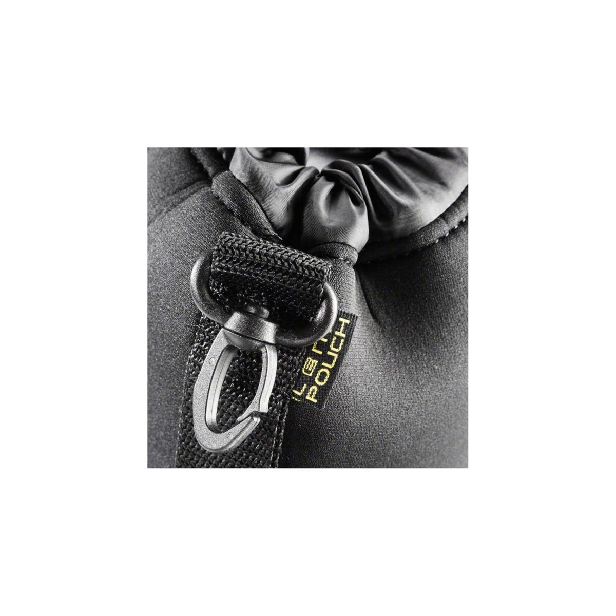 Nahaufnahme eines schwarzen Beutels mit Metallhaken und Etikett mit der Aufschrift 'Lens Pouch'.