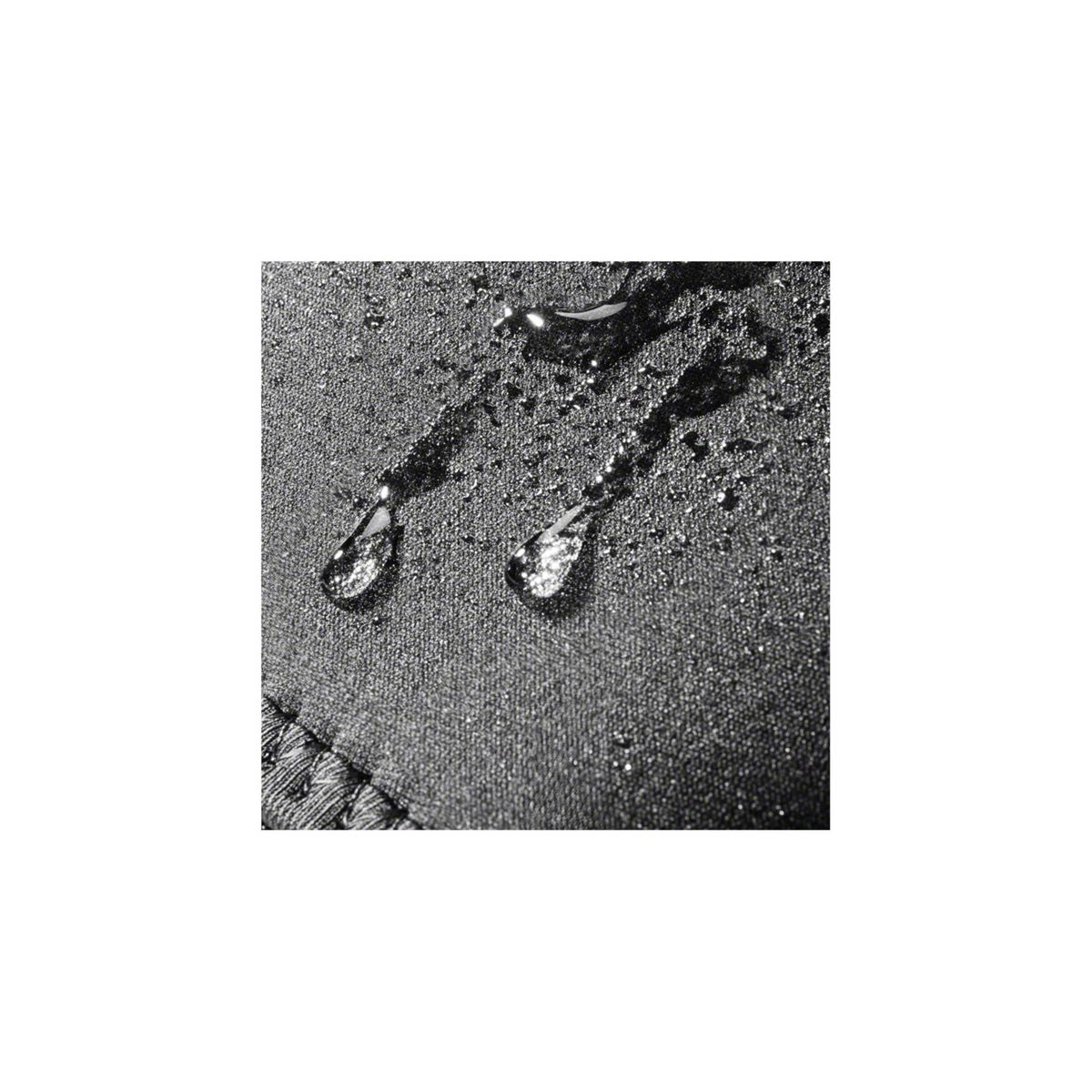 Wassertropfen auf schwarzem Stoff, Nahaufnahme. Der Stoff hat eine strukturierte Oberfläche und ist wasserdicht.