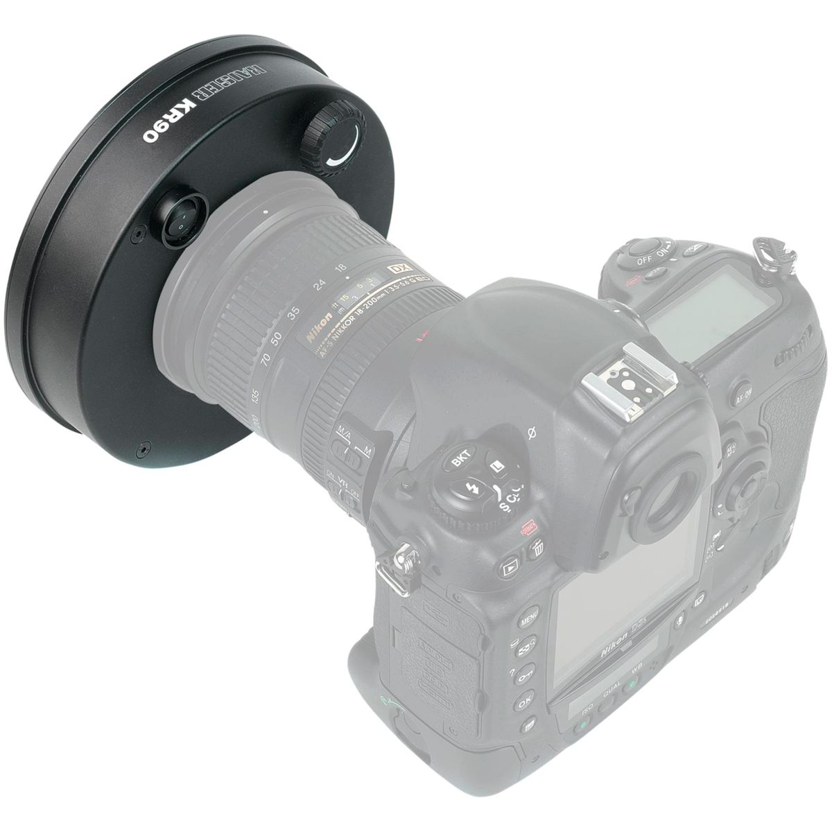 Ein schwarzer Objektivadapter an einer Nikon-Kamera mit schwarzem, kreisförmigem Aufsatz.