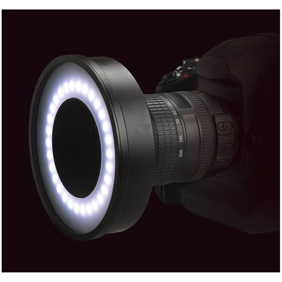 Ein Ringlicht an einem Kameraobjektiv befestigt, das die Front mit hellen LEDs beleuchtet.