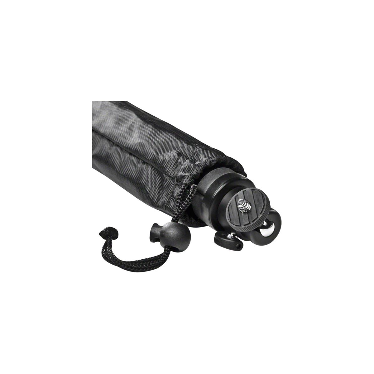Primer plano de una pata de trípode negra y una bolsa de transporte. Cordón negro y un tornillo.