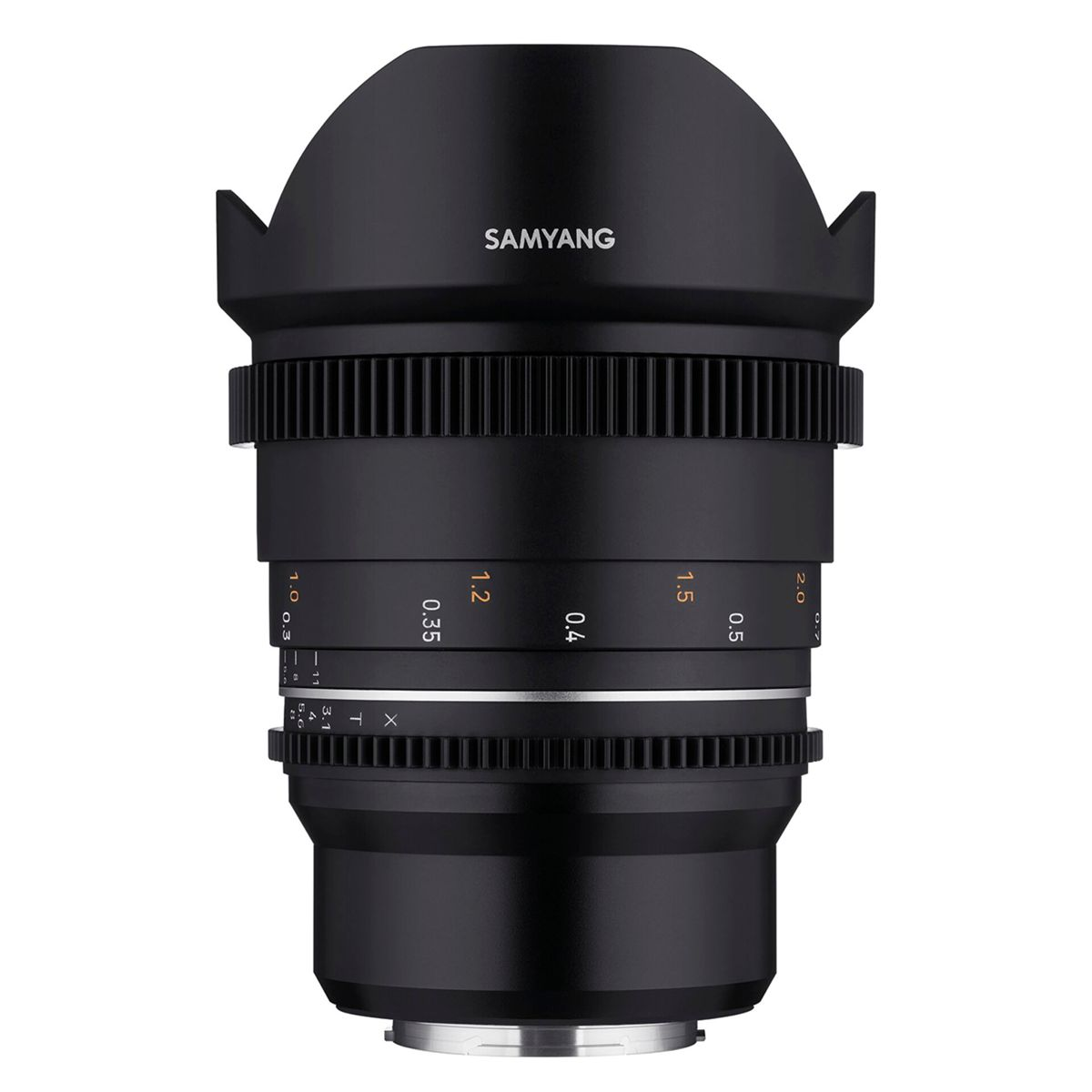 Czarny obiektyw Samyang z oznaczeniami ostrości. Ma osłonę i serię pierścieni.