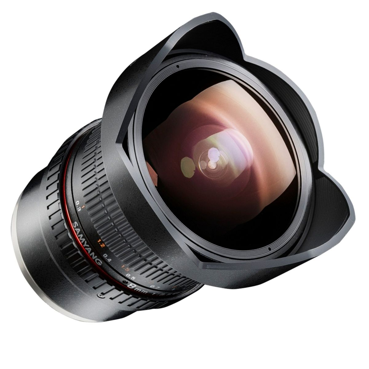 Obiektyw szerokokątny z czarną obudową i czerwonymi oznaczeniami, białe tło.