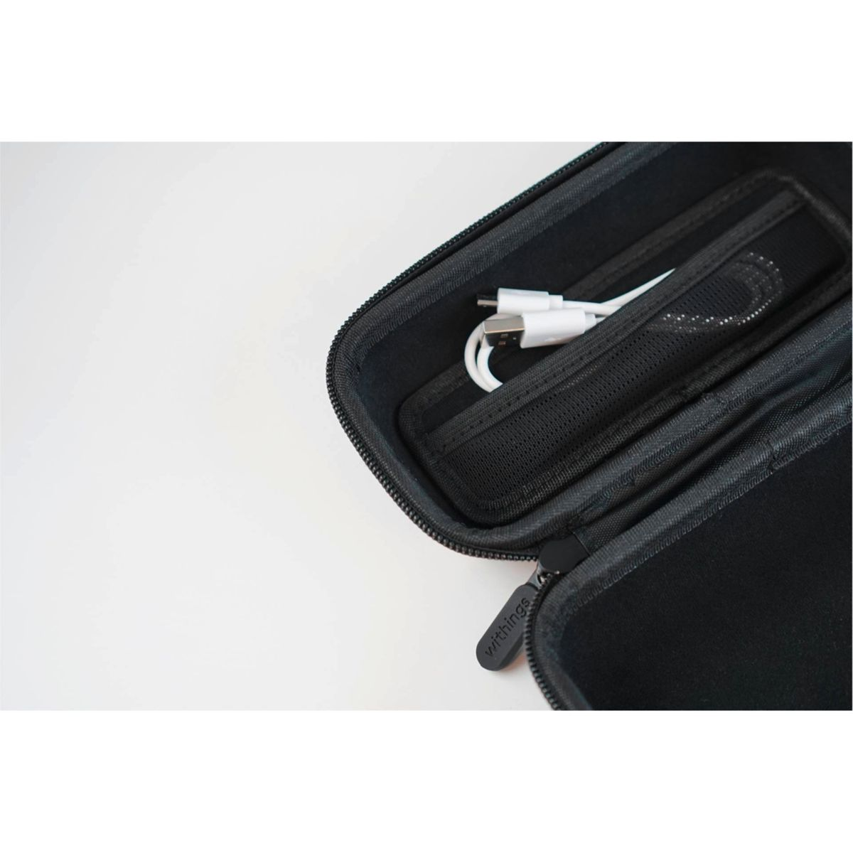 Ein schwarzes Etui mit einem weißen Ladekabel, auf weißem Hintergrund.