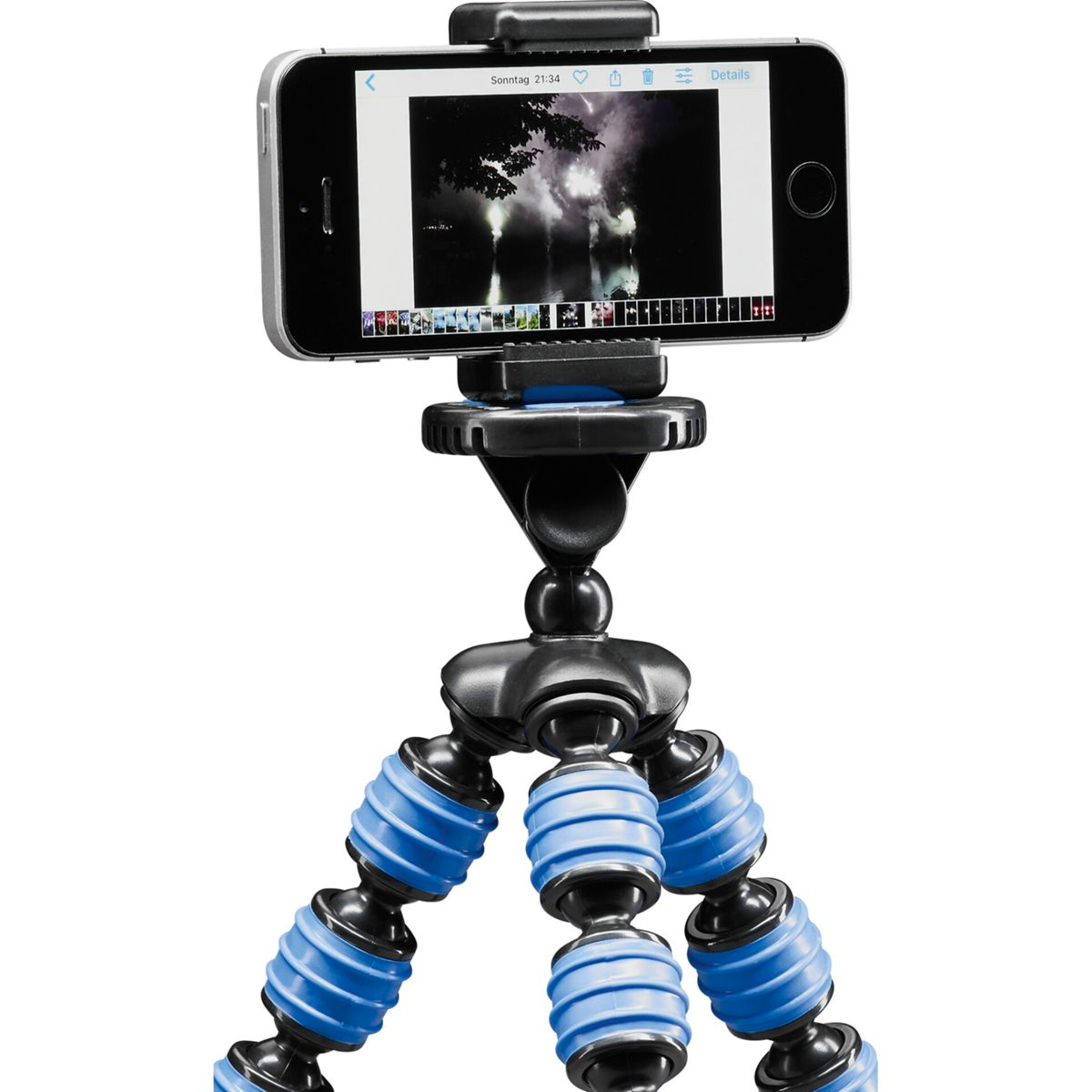 Elastyczny statyw z dołączonym telefonem, wyświetlającym obraz, na białym tle.