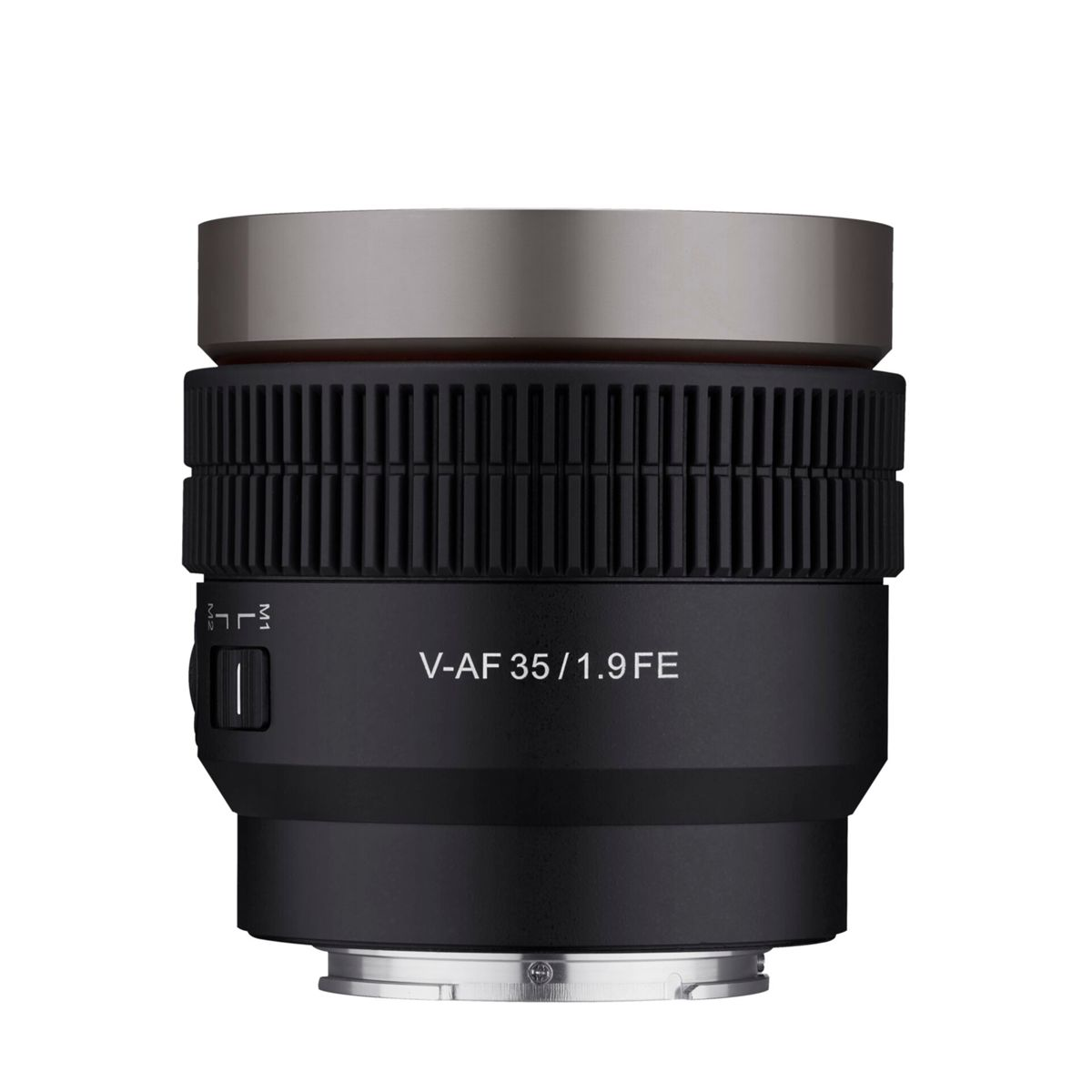 Obiektyw aparatu: czarny korpus, srebrna góra. Tekst V-AF 35/1.9 FE. Białe tło.