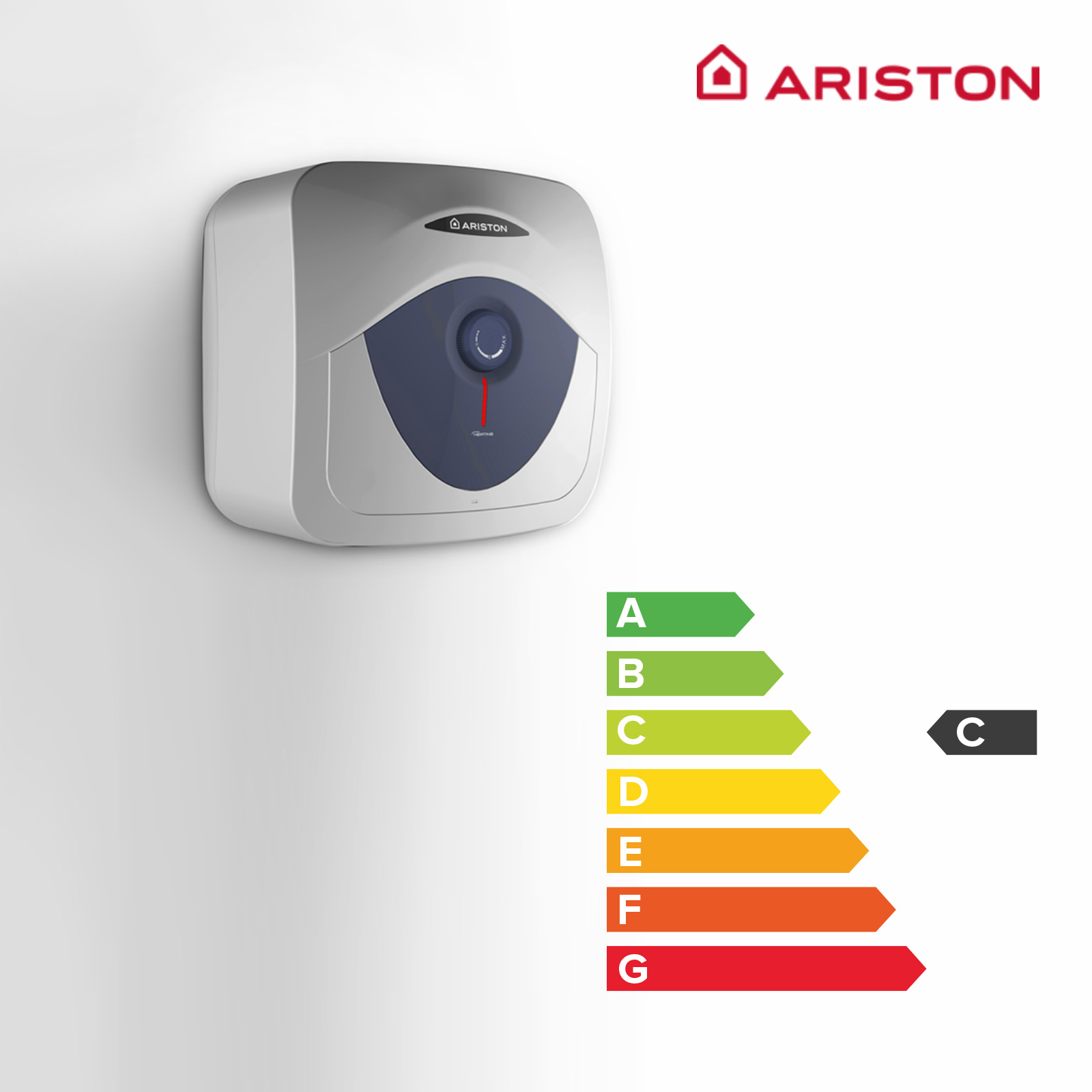Calentador de agua Ariston montado en pared blanca, con etiqueta energética.