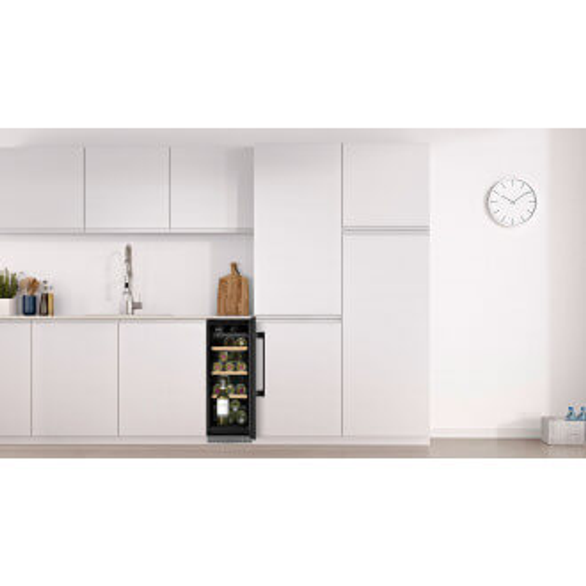 Kuchnia z wbudowaną chłodziarką do wina, białymi szafkami i zegarem.
