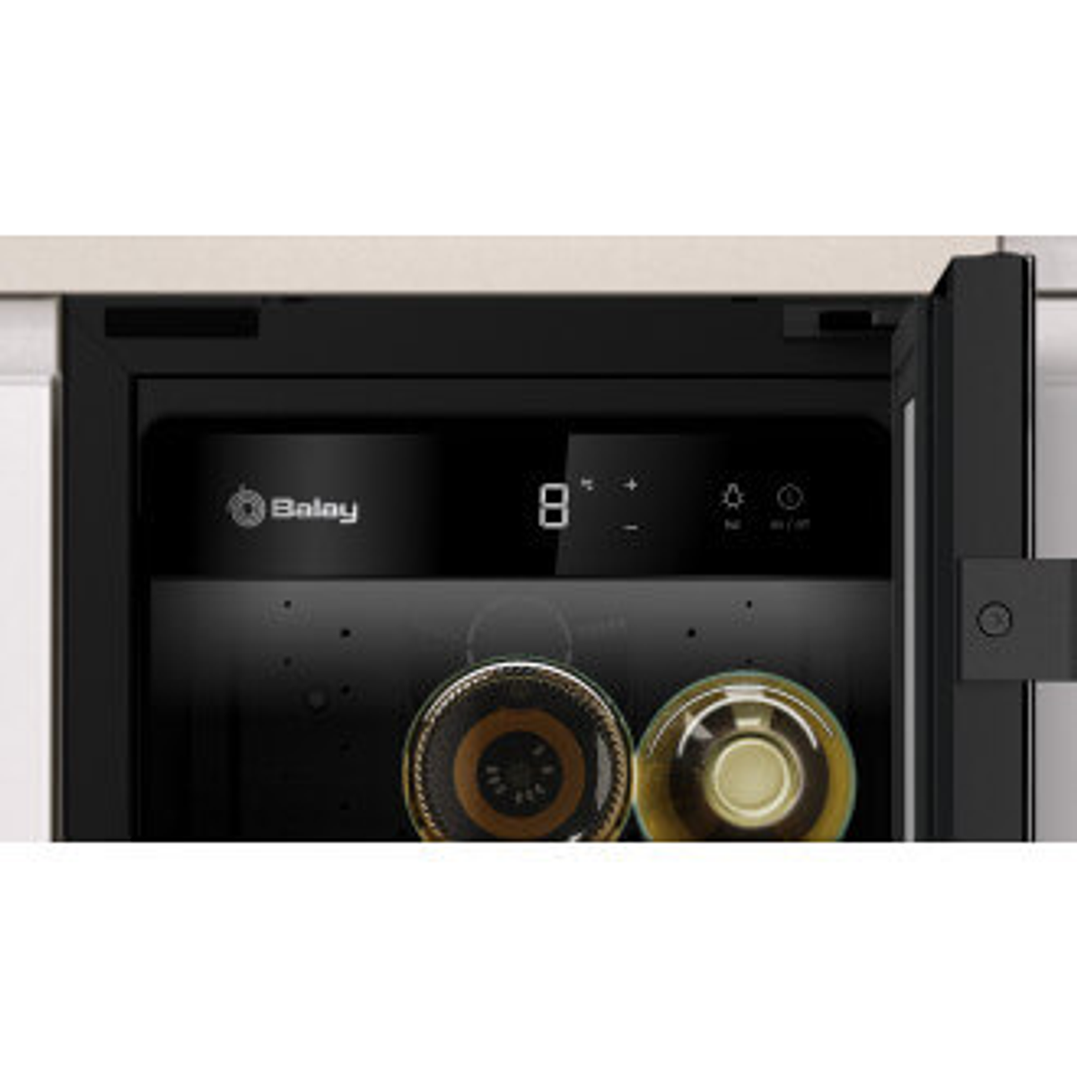 Chłodziarka do wina z butelkami w środku, cyfrowym wyświetlaczem i czarnymi drzwiami. Jasne tło.