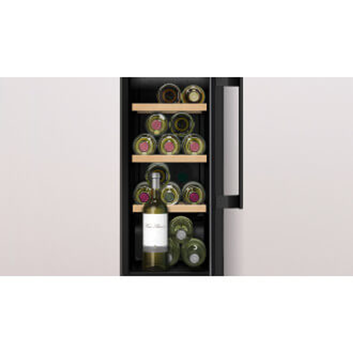 Lodówka na wino z butelkami na drewnianych półkach. Jedna butelka z przodu.