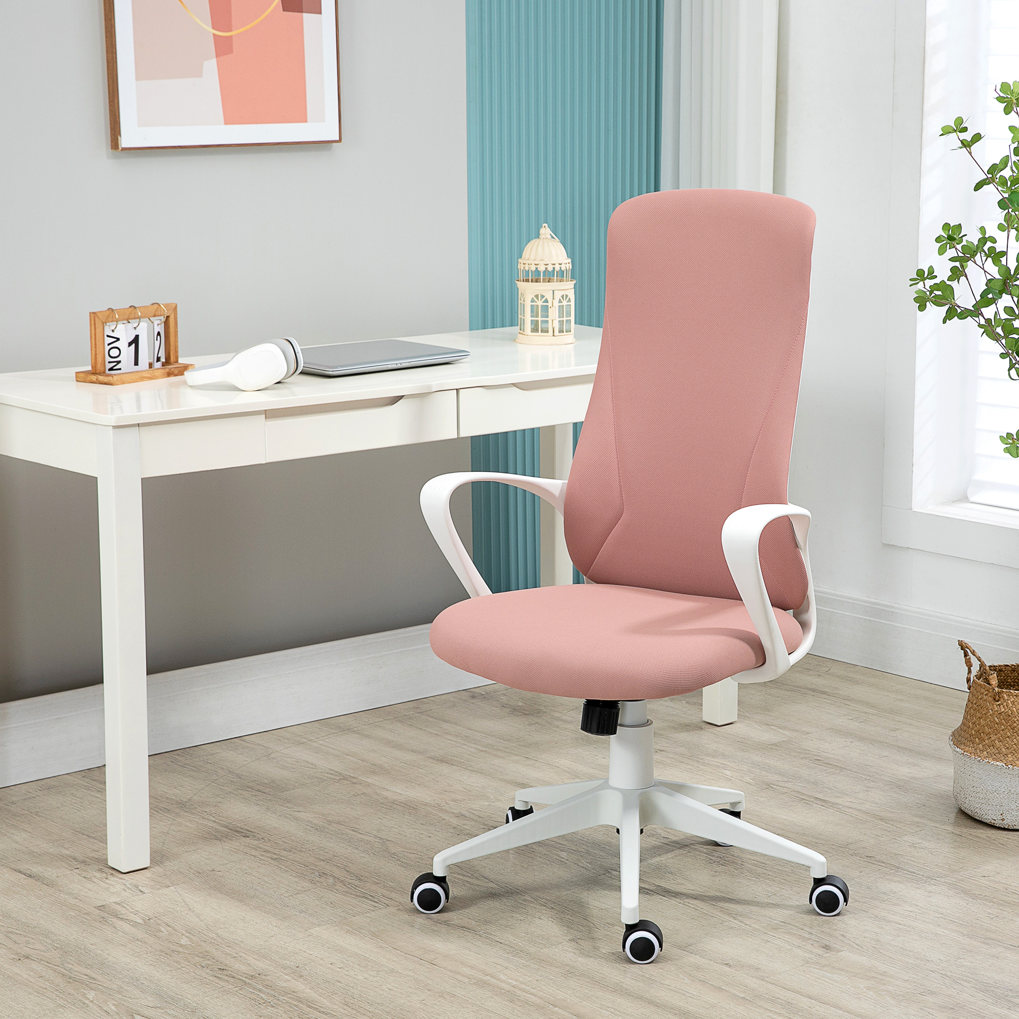Sedia da ufficio rosa con accenti bianchi. È in un ambiente ufficio con una scrivania.