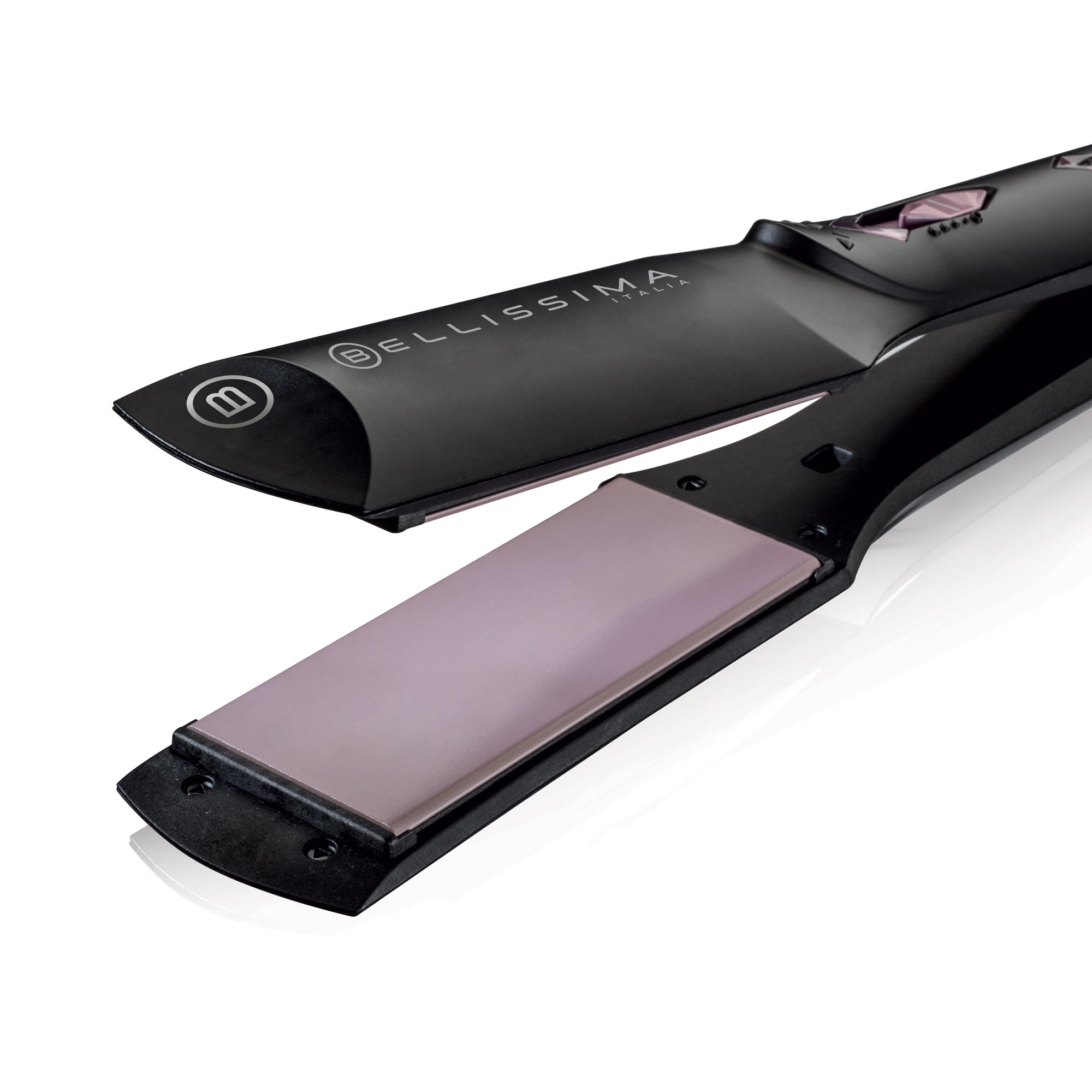 Piastra per capelli nera con piastre in ceramica rosa su sfondo bianco.
