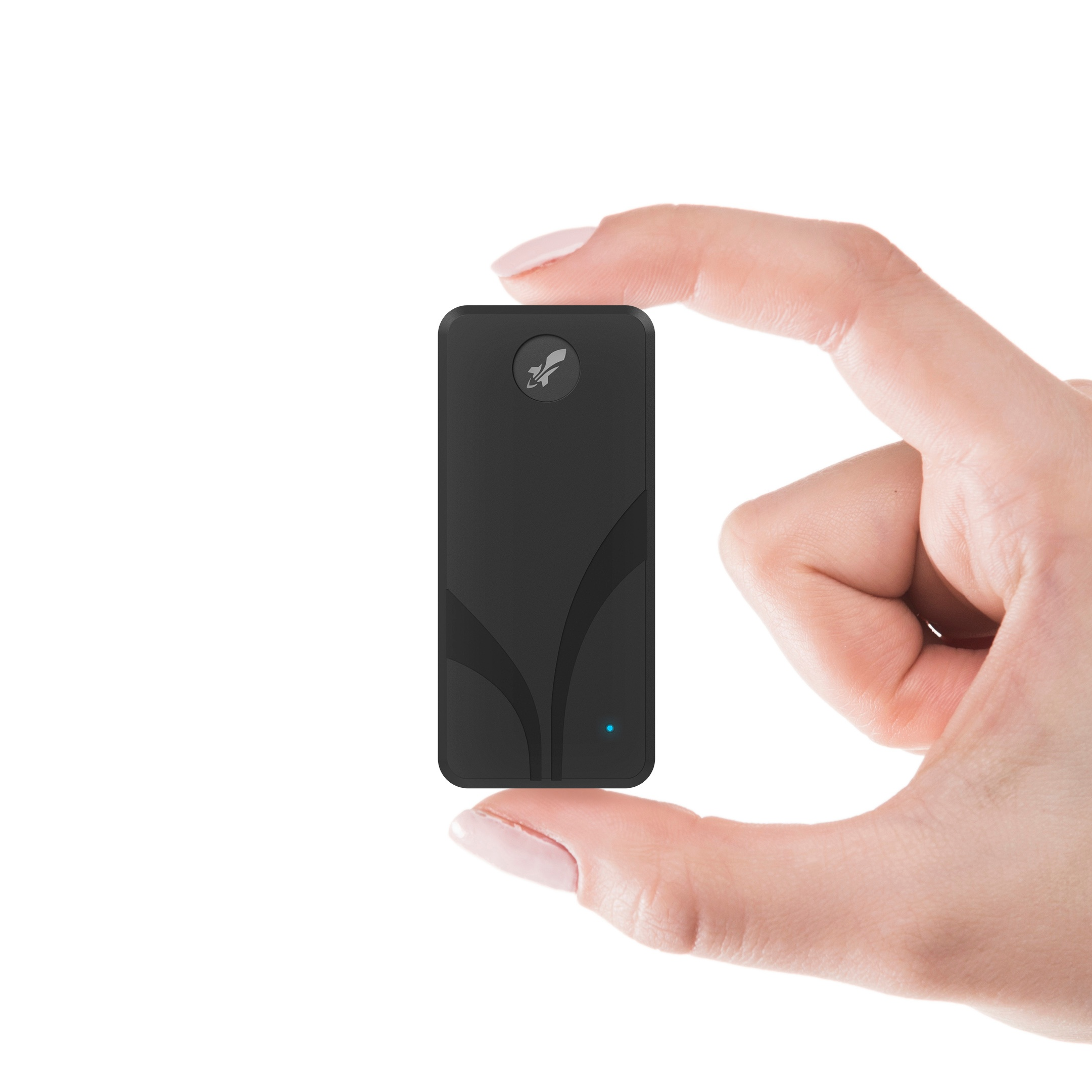 Czarny tracker trzymany przez dłoń, pokazujący logo i niebieskie światło wskaźnika.