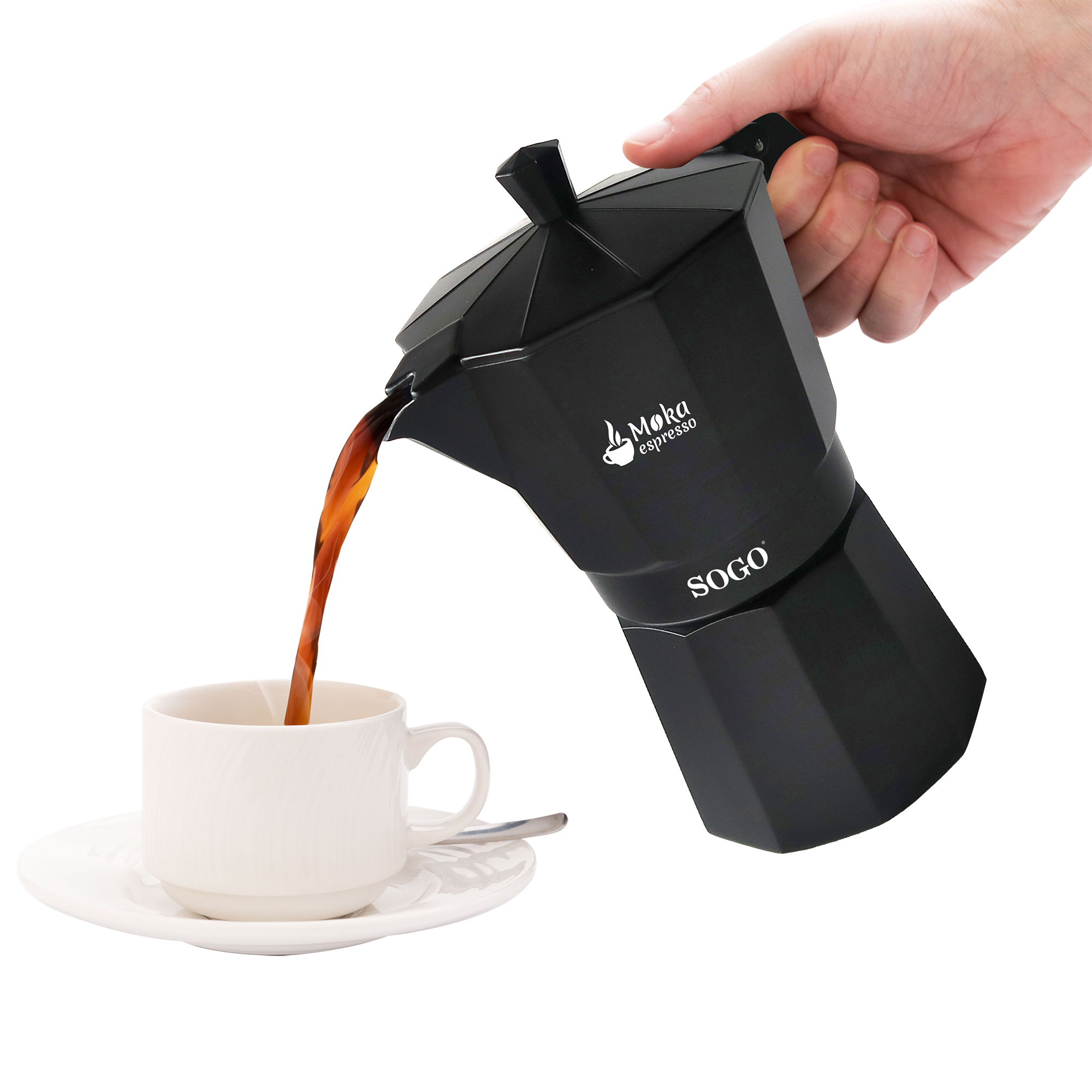 Cafetera Moka negra sirviendo café en taza blanca, sobre fondo blanco.