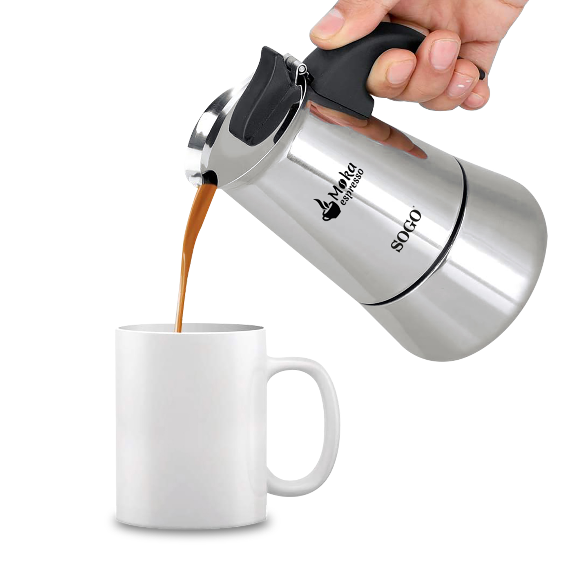 Una persona vertiendo café de una cafetera moka plateada en una taza blanca.