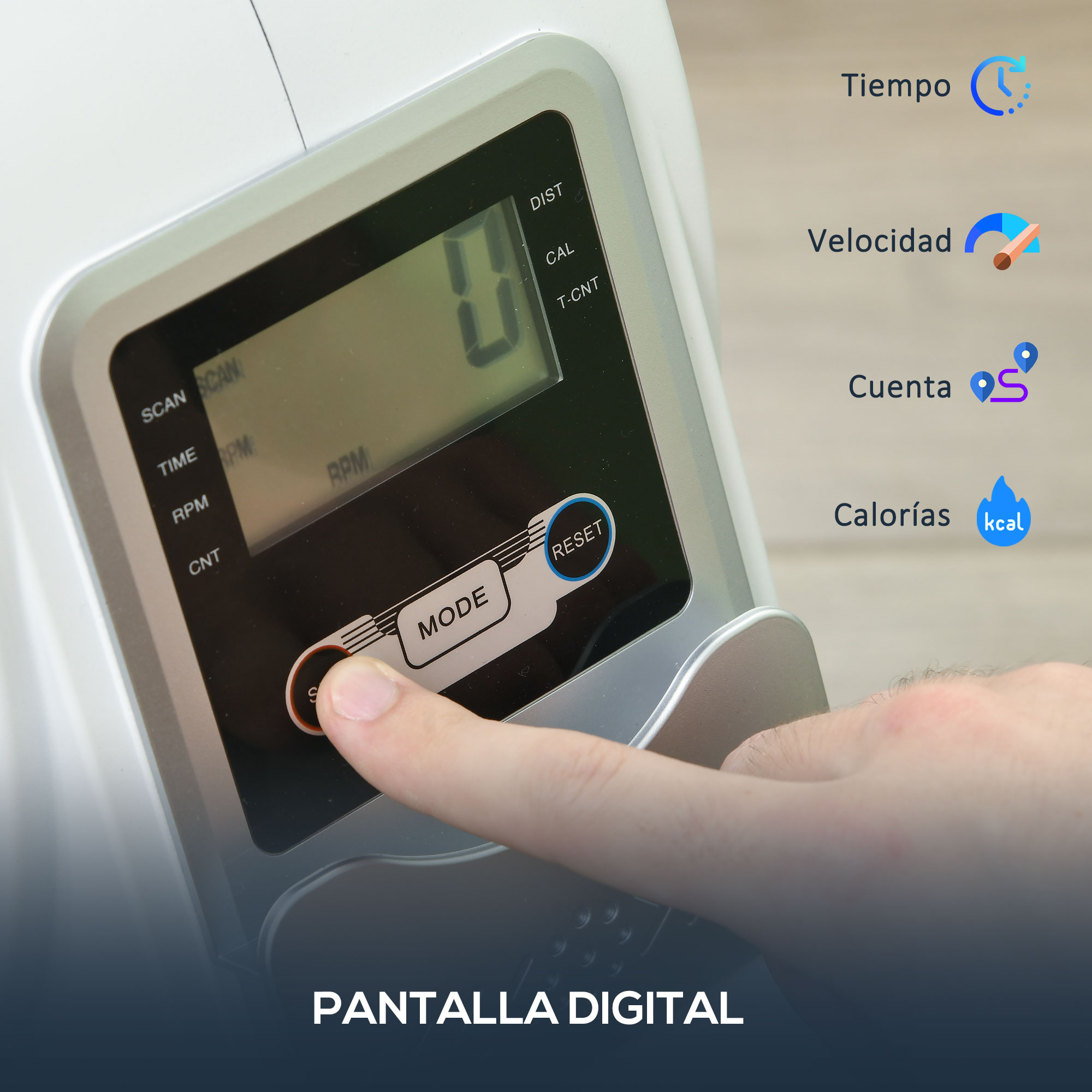 Primer plano de la pantalla digital de una bicicleta estática. Un dedo pulsa un botón de modo.