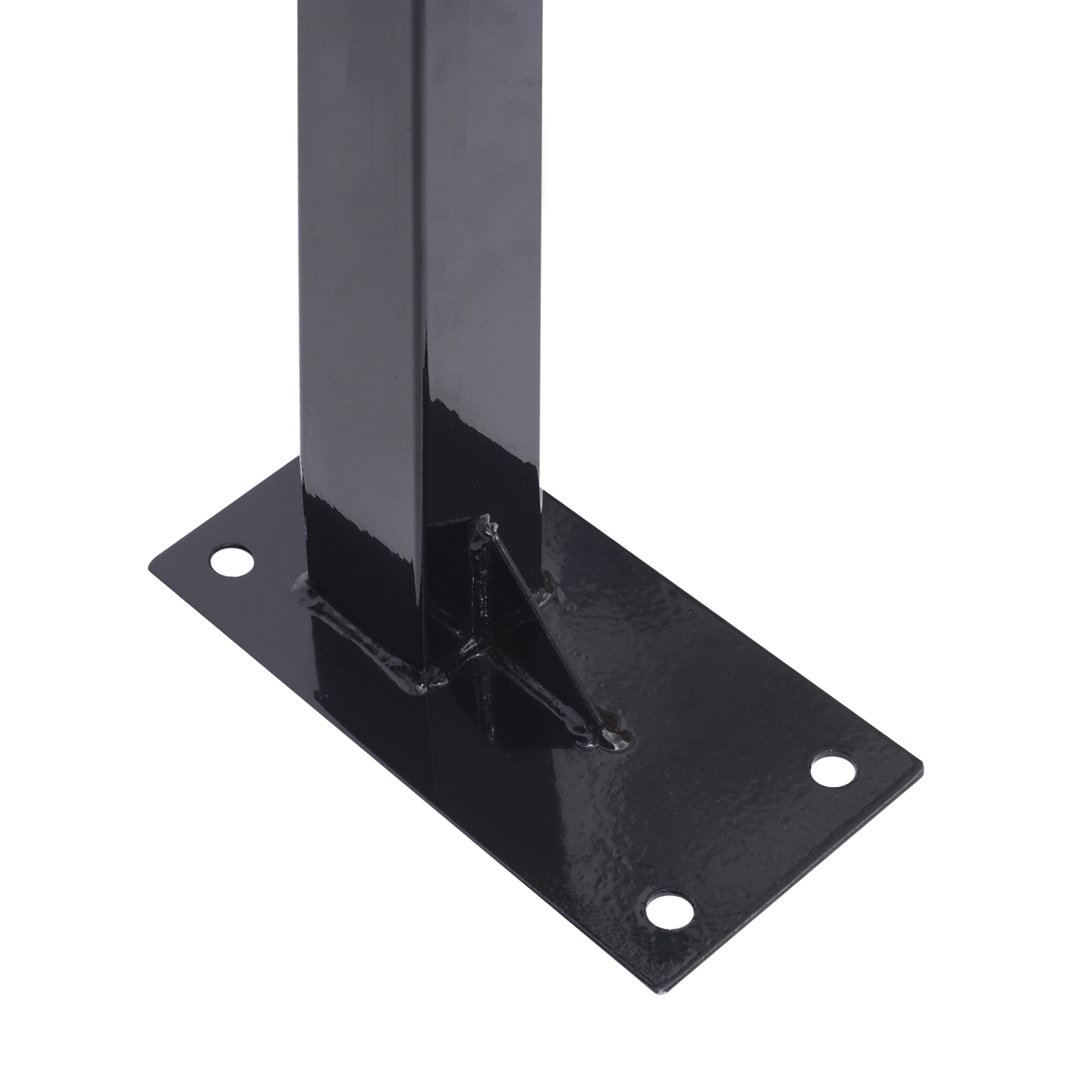 Poste metálico negro fijado a una base. El poste es rectangular.