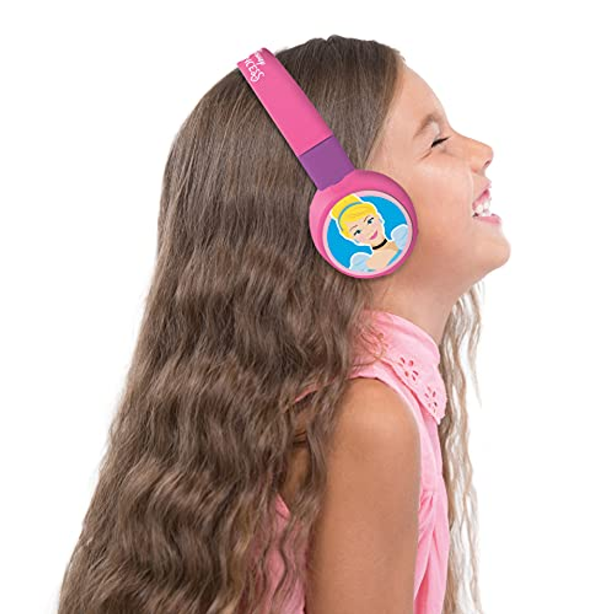 Ragazza con lunghi capelli, indossa cuffie rosa Cenerentola e sorride.