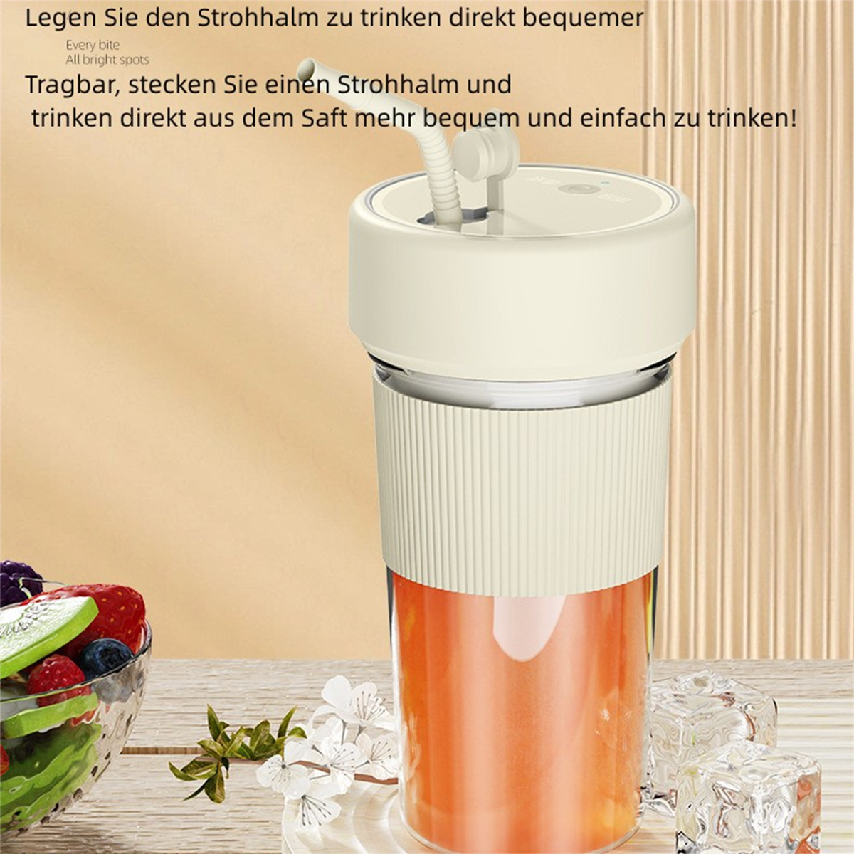 Weißer und beigefarbener tragbarer Mixer mit Saft, Eiswürfeln und einer kleinen Obstschale auf hellem Hintergrund.