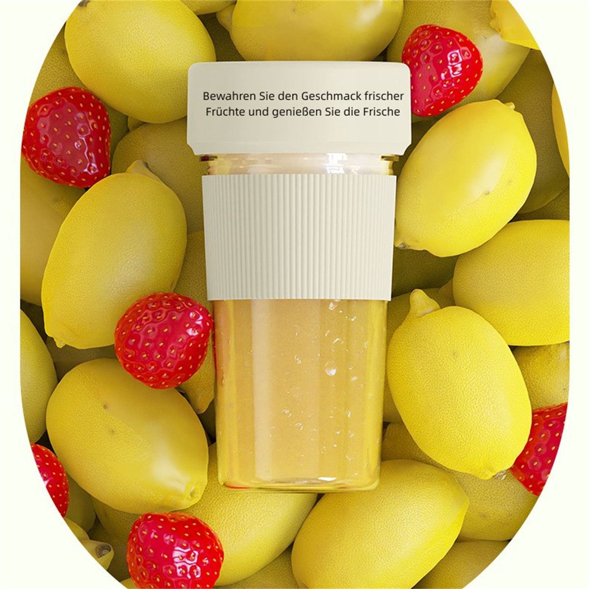 Eine Glasflasche mit weißem Band und gelber Flüssigkeit, umgeben von Zitronen und Erdbeeren.