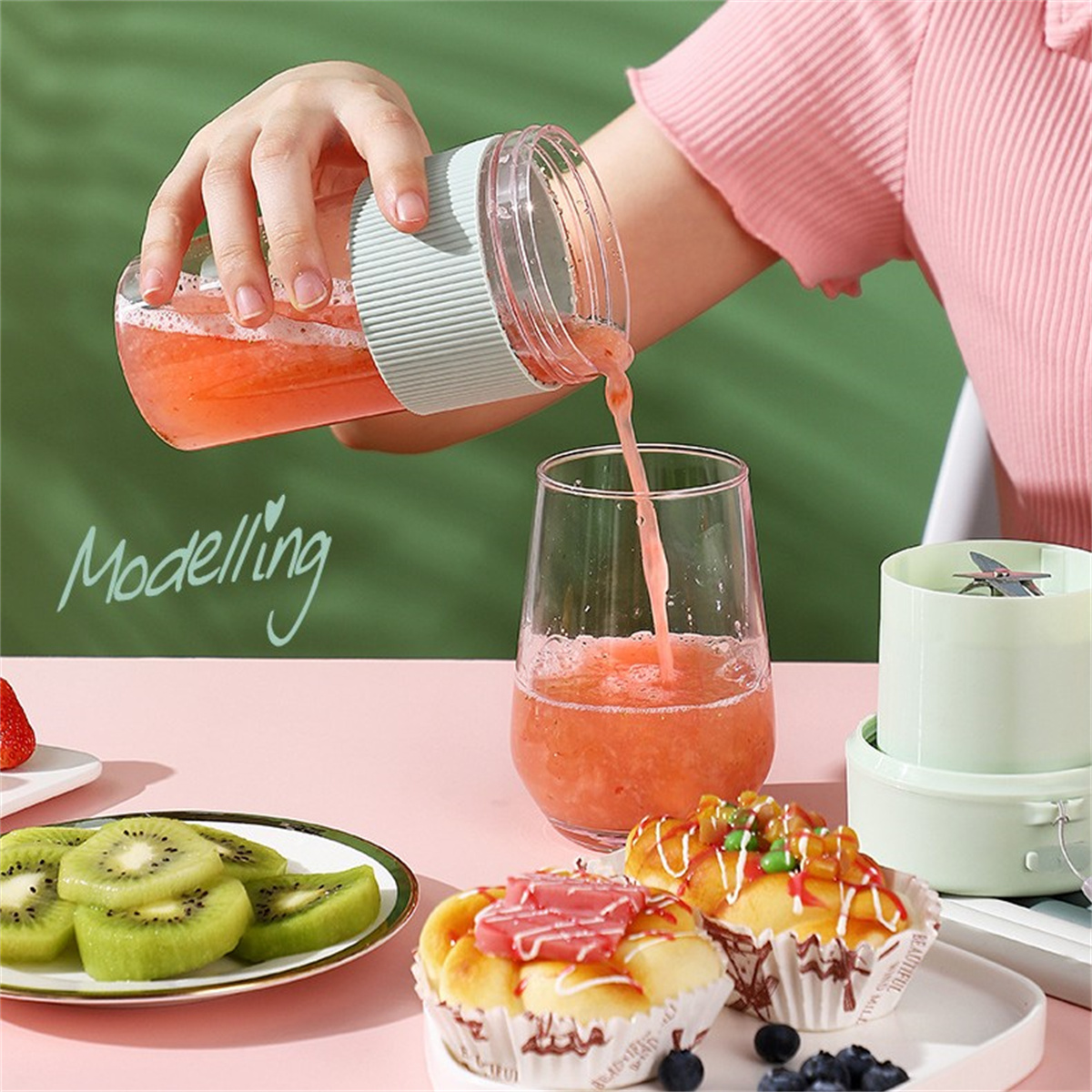 Hand gießt Saft in ein Glas, mit Kiwischeiben, Muffins und einem Mixer.