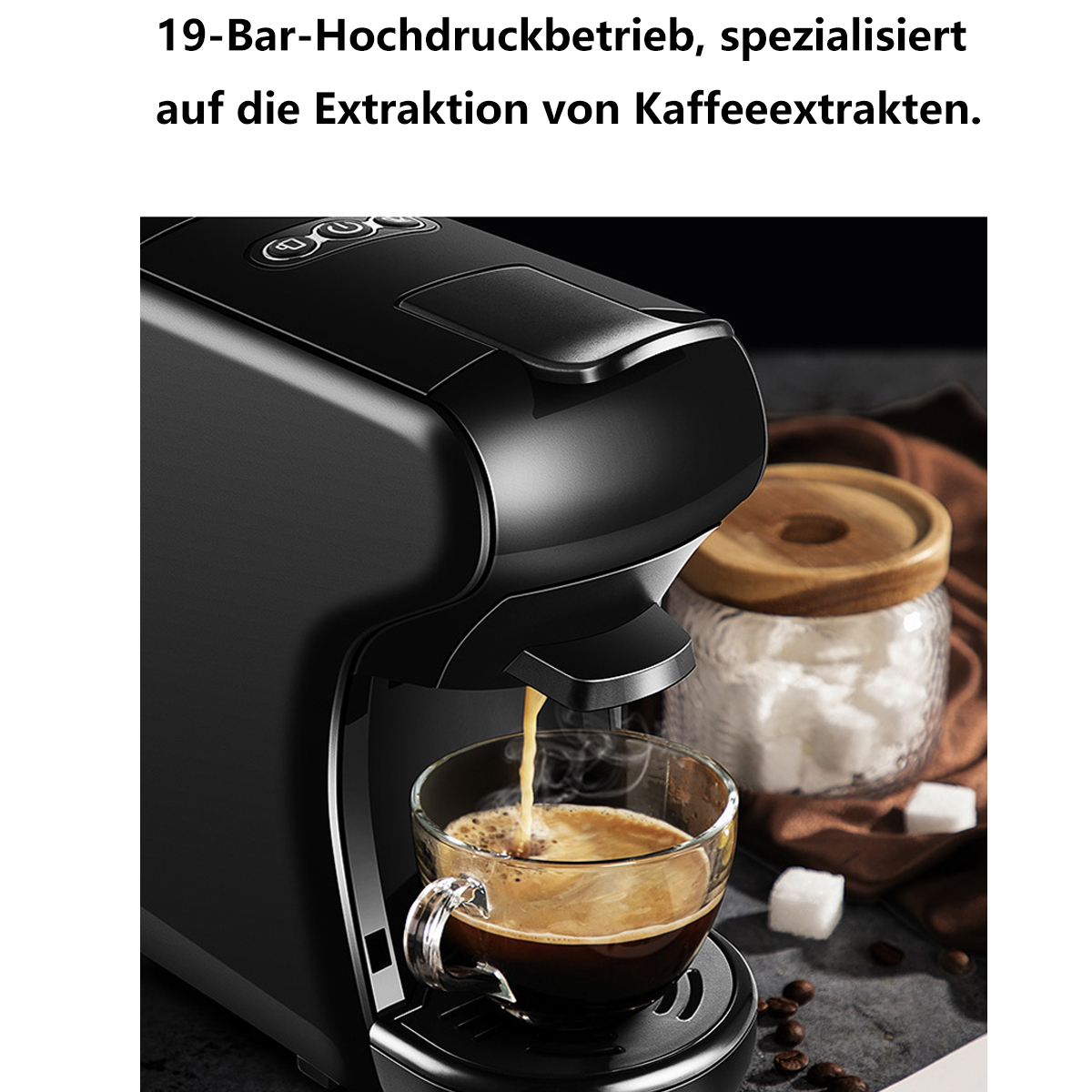 Schwarze Espressomaschine mit einer Tasse Kaffee, die eingefüllt wird. Zucker und Bohnen im Hintergrund.