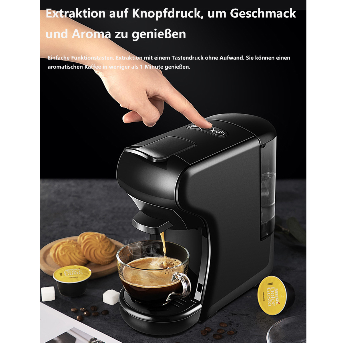 Eine schwarze Kaffeemaschine mit einer Hand, die einen Knopf drückt. Eine Tasse mit Kaffee und Kekse stehen auf dem Tisch.