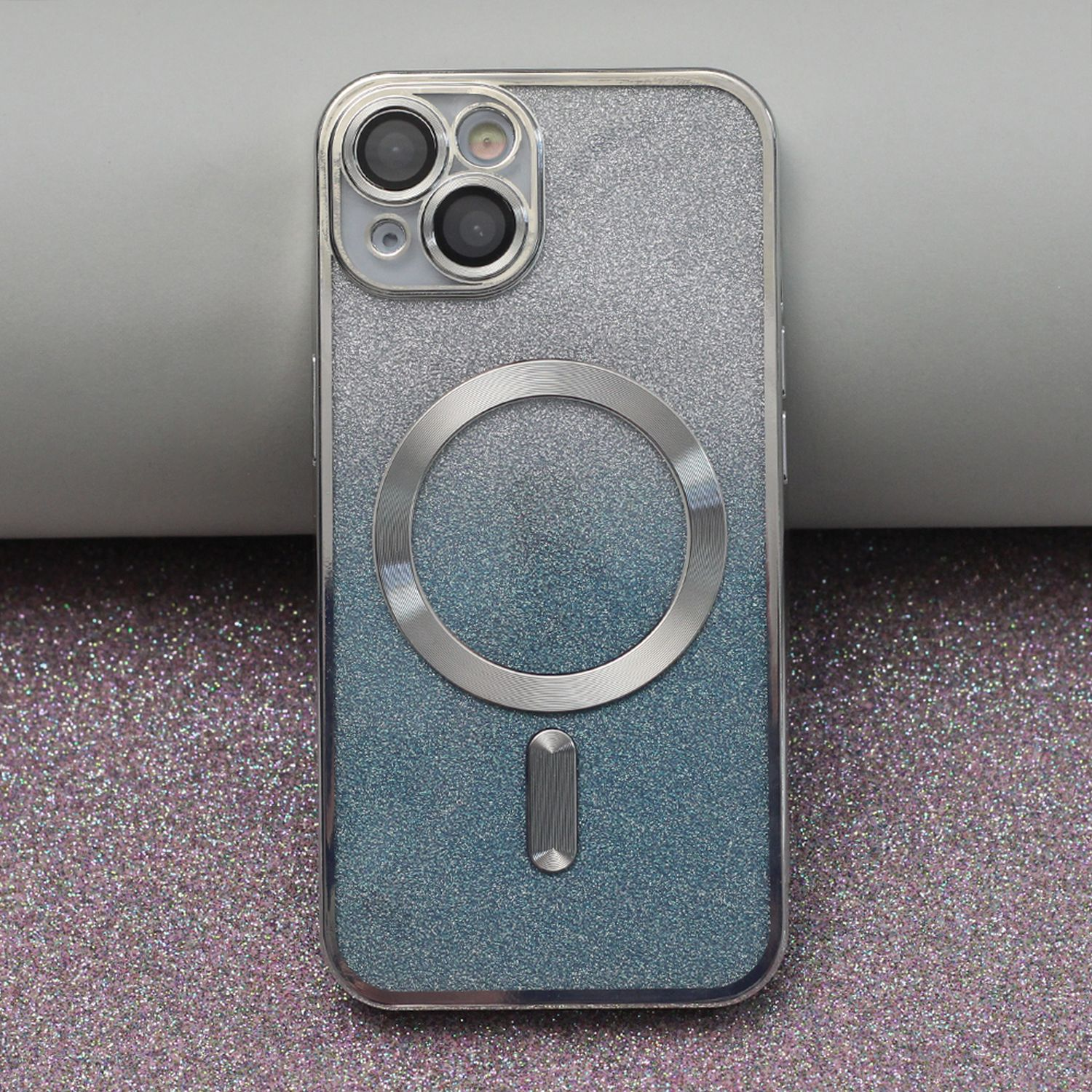 Custodia per telefono argentata con gradiente glitterato blu-argento. Cerchio e rettangolo MagSafe.
