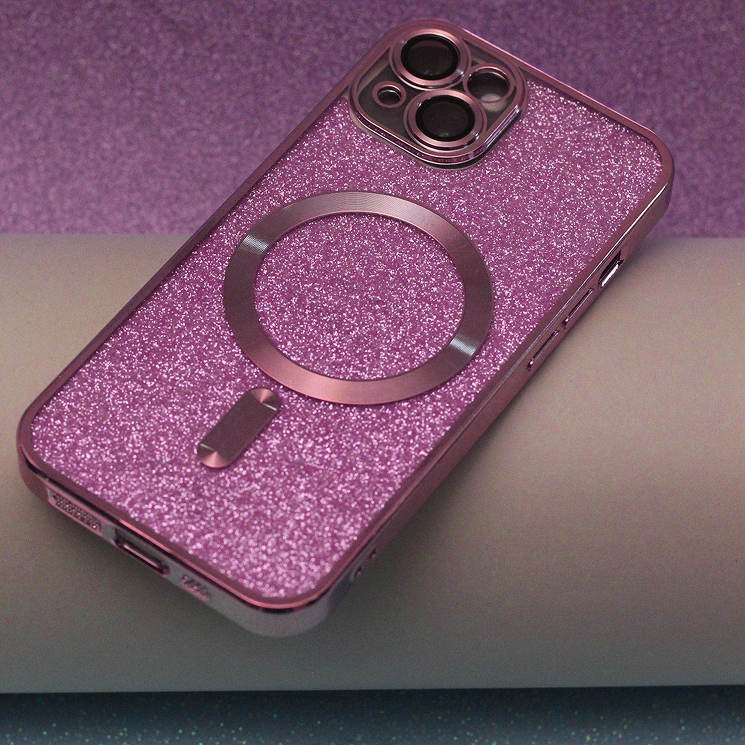 Custodia per telefono rosa glitterata con anello argentato e fotocamera.