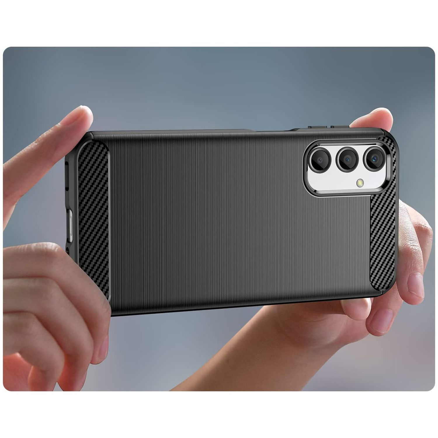 Mani che tengono una custodia nera per telefono. La custodia ha un design in fibra di carbonio e un rigonfiamento per la fotocamera.