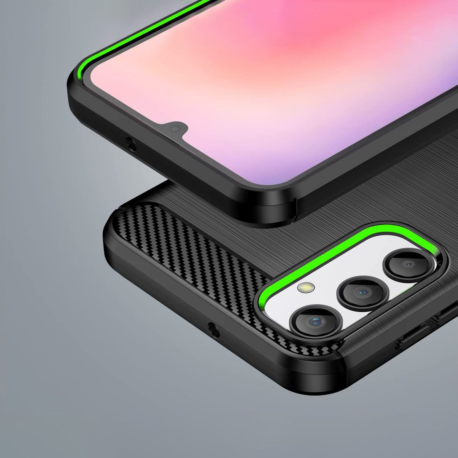 Primo piano di una custodia per telefono nera con design in fibra di carbonio e anello fotocamera verde.
