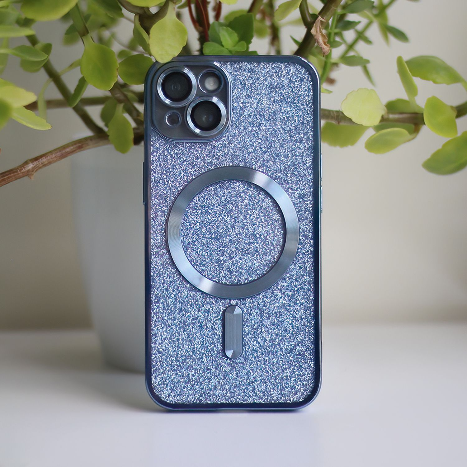 Blaue Glitzer-Handyhülle mit silbernem Ring und Kamera.