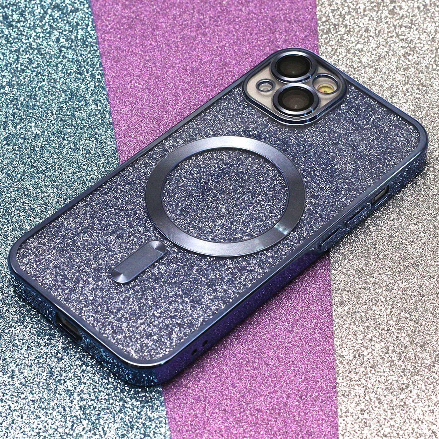 Handyhülle mit glitzerndem Design und kreisförmiger Halterung für MagSafe.