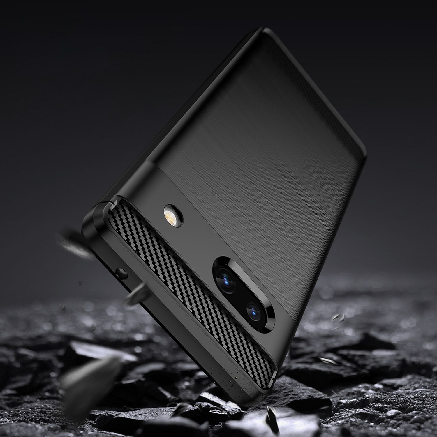 Eine schwarze Handyhülle mit strukturierter Rückseite und Kamera-Erhebung. Das Telefon ist abgewinkelt.