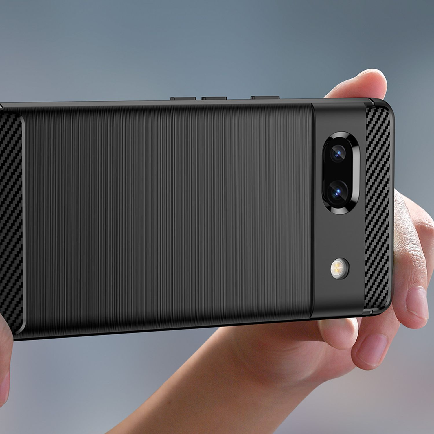 Eine schwarze Telefonhülle mit Kamera- und Lichtdetails, gehalten von Händen.