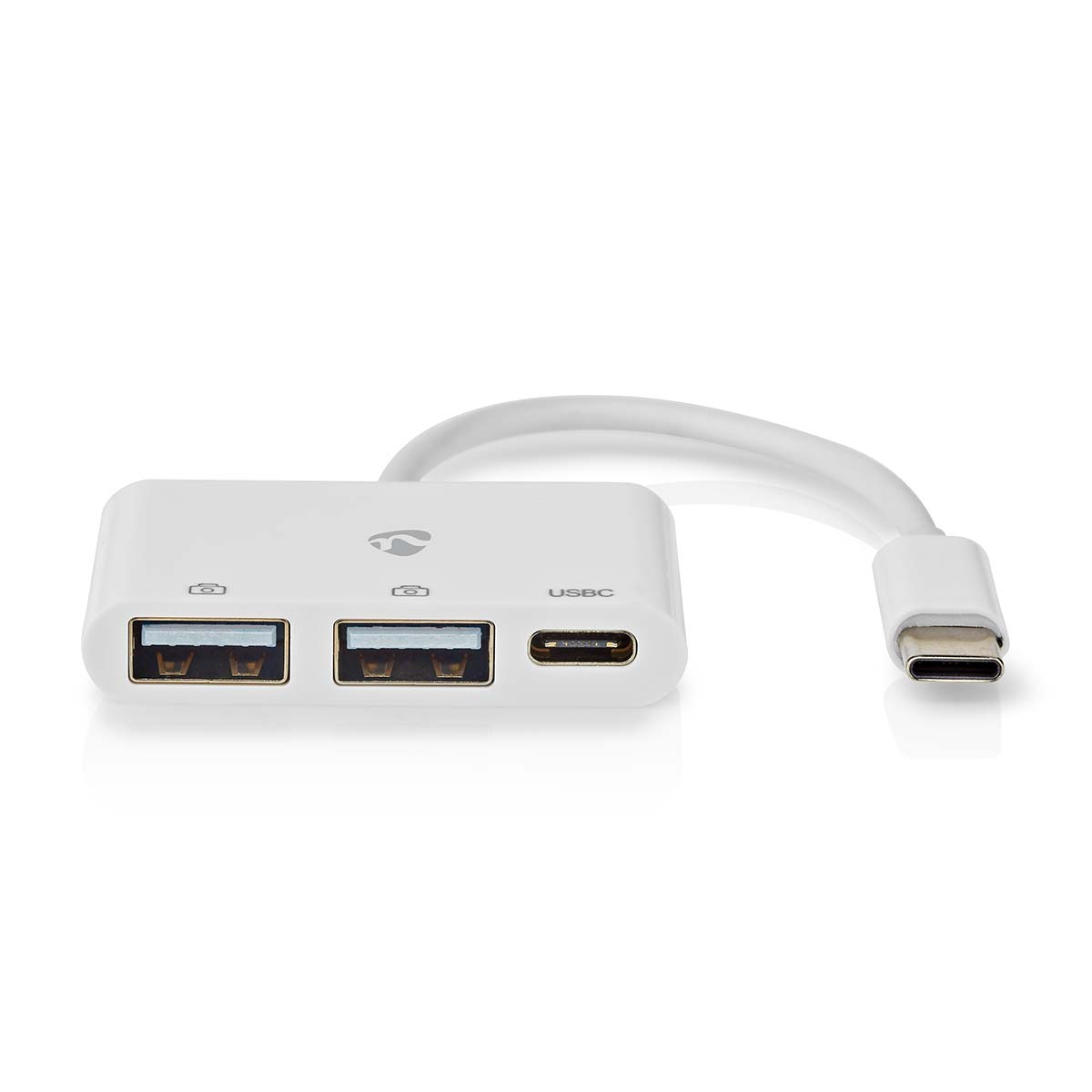 Een witte USB-C hub met twee USB-poorten en een USB-C connector. Het merk is 'NEDIS'.