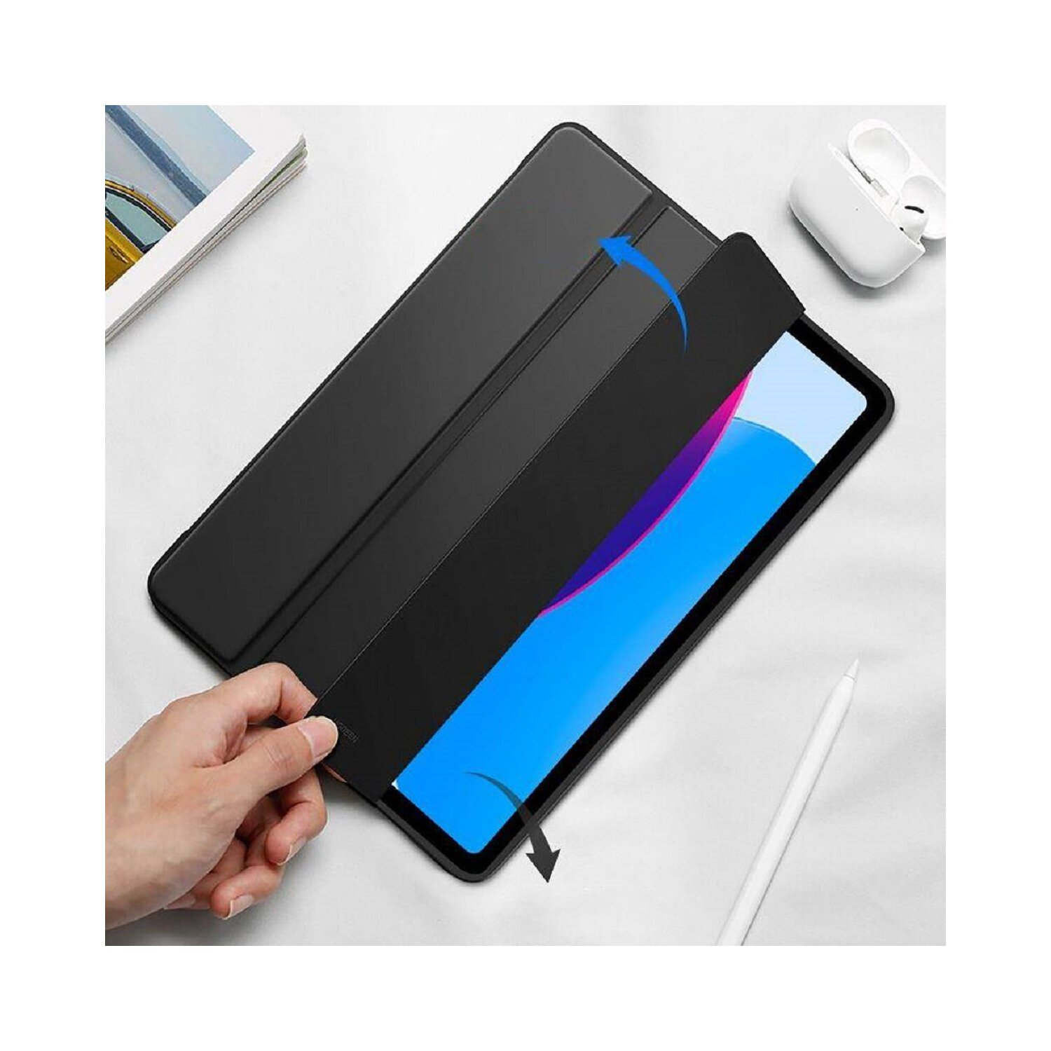 Schwarzes Tablet in einer schwarzen Hülle, teilweise geöffnet. Hand hält die Hülle.