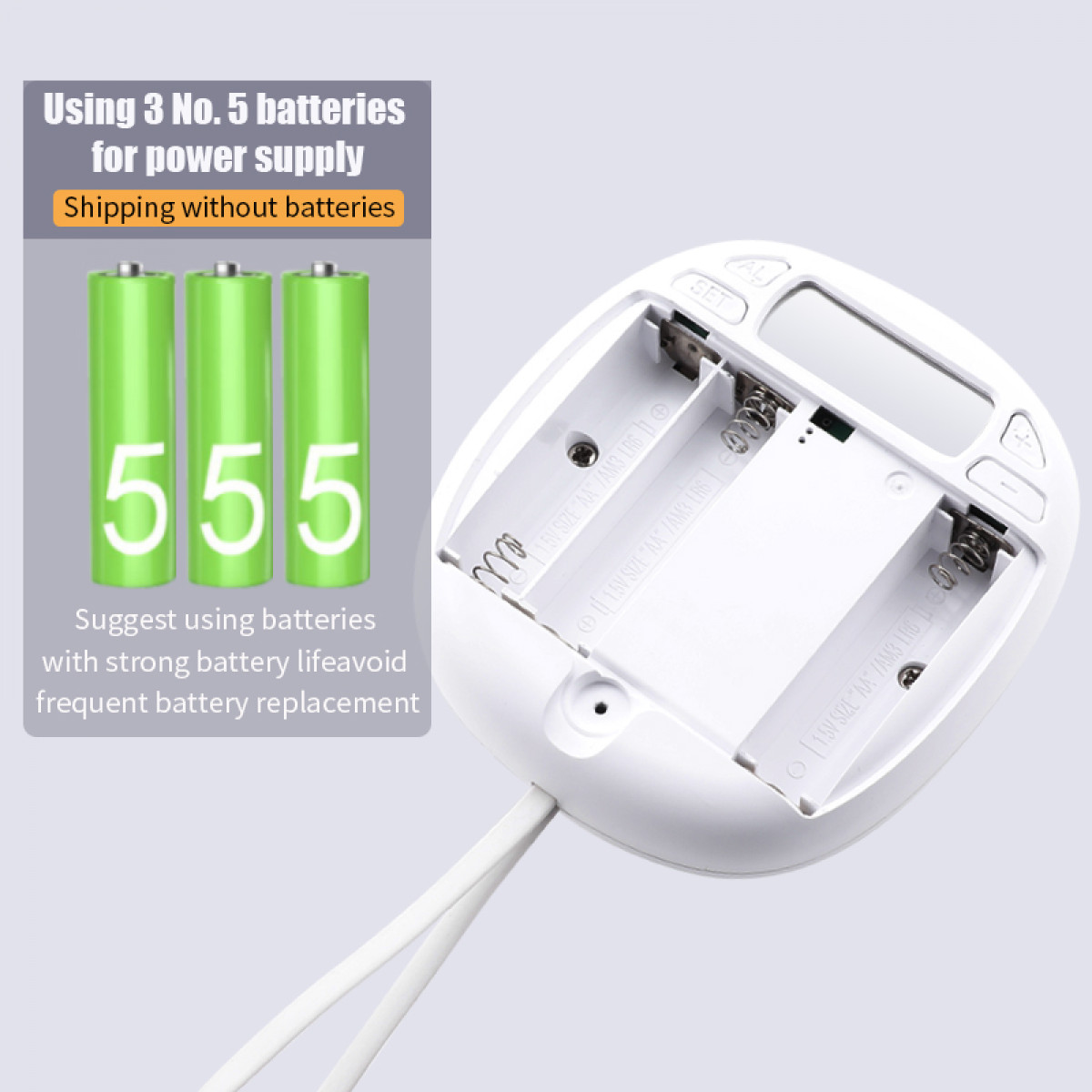 Białe urządzenie z gniazdami baterii i trzema zielonymi bateriami. Tekst o bateriach.