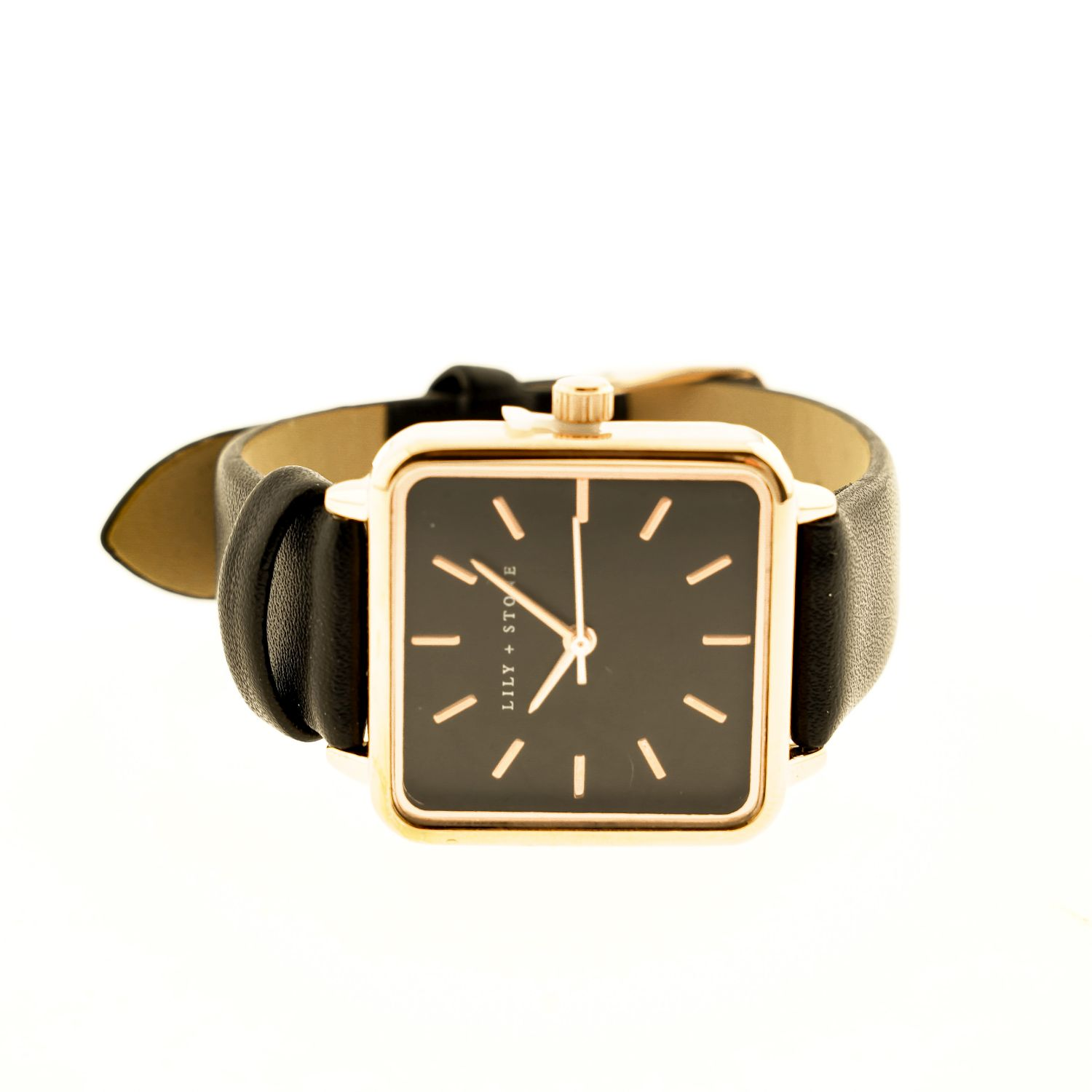 Eine quadratische schwarze Uhr mit goldfarbenem Rand und einem schwarzen Lederband. Der Hintergrund ist weiß.