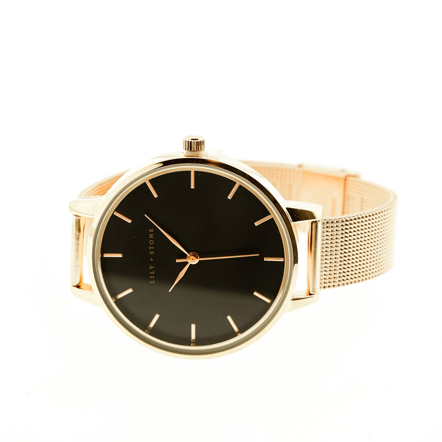 Eine goldene Uhr mit schwarzem Zifferblatt und goldenen Zeigern auf weißem Hintergrund.