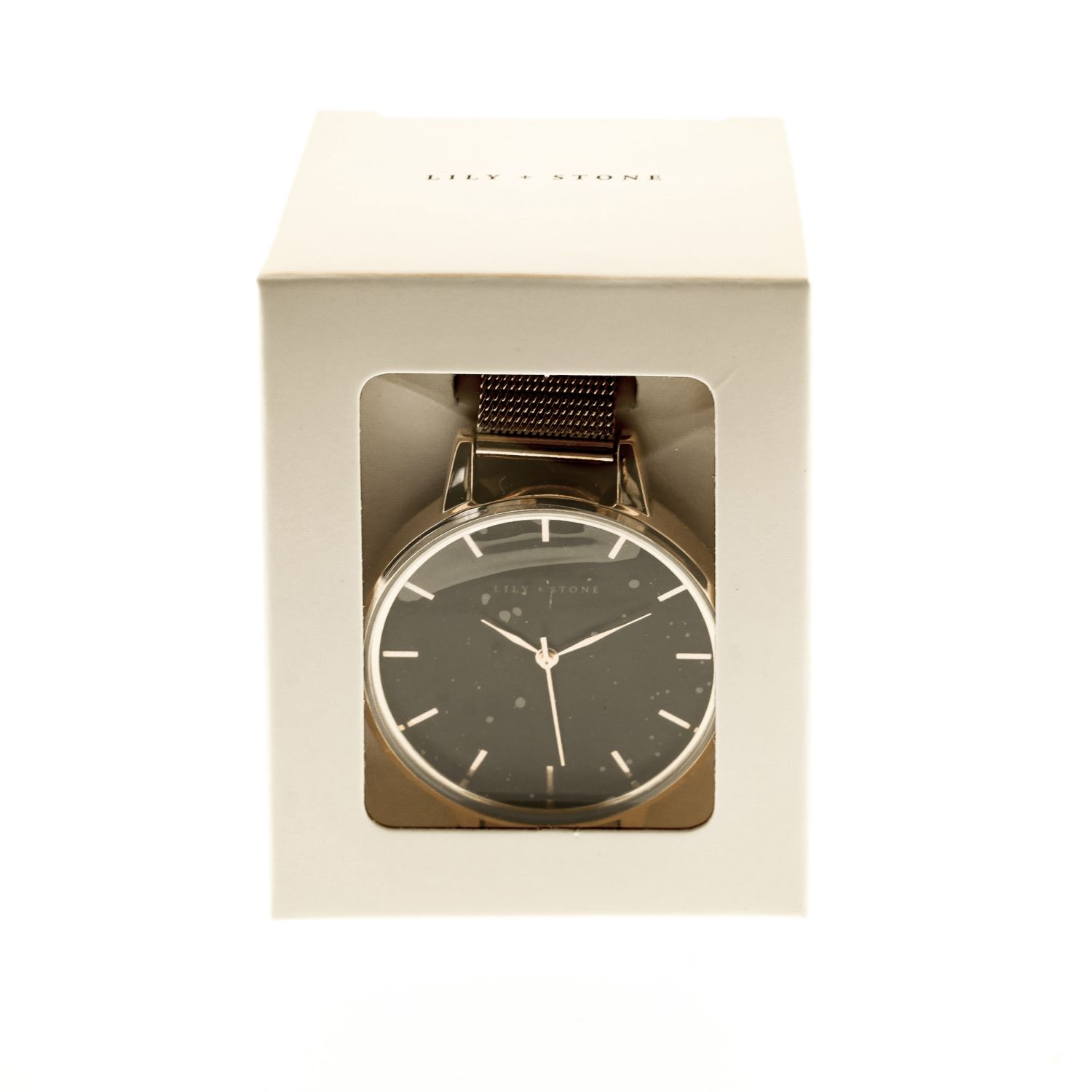 Eine Uhr in einer weißen Schachtel, die die Zeit anzeigt. Die Uhr hat ein dunkles Zifferblatt und einen goldenen Rahmen.