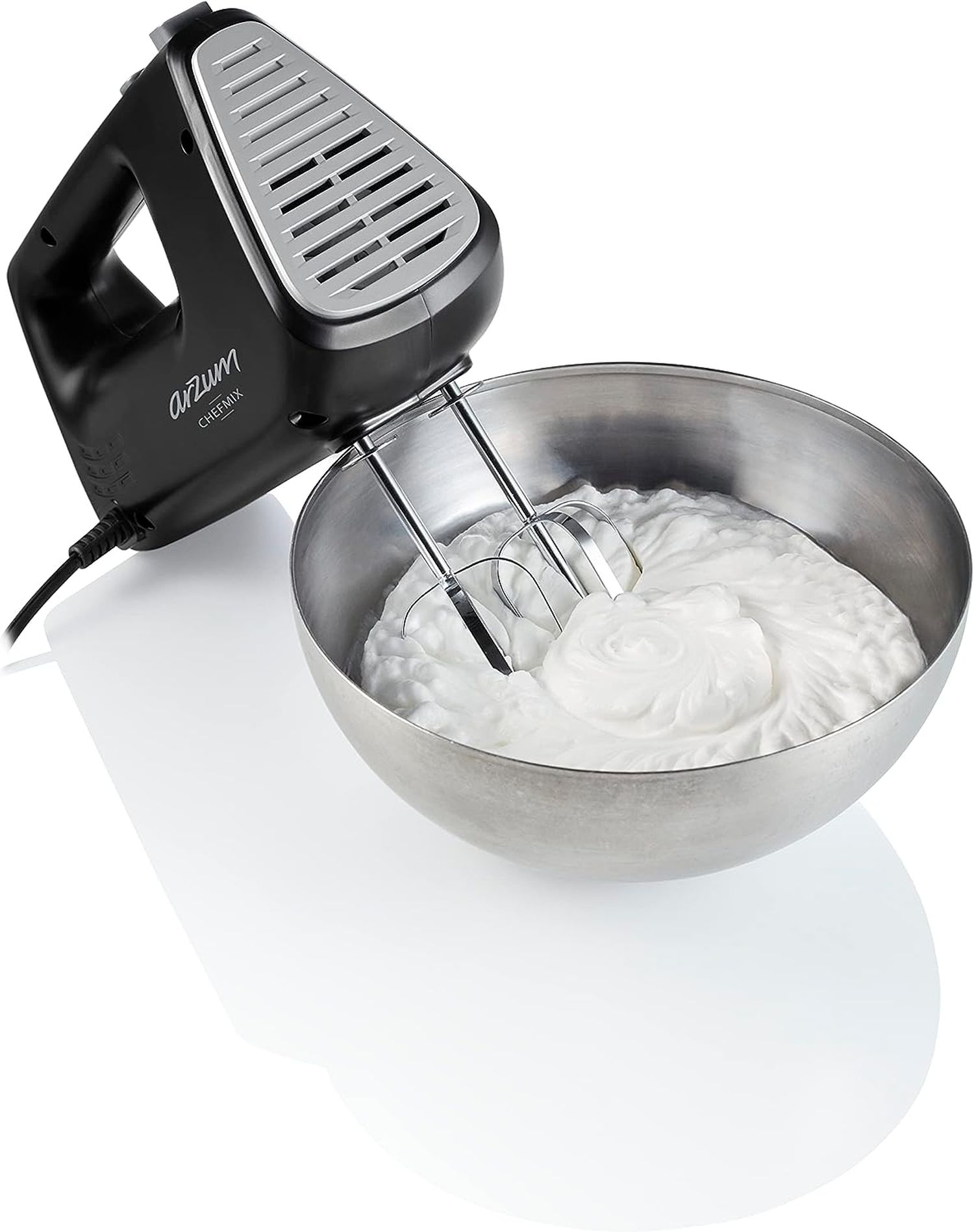 Frullatore a mano nero in uso, ciotola in acciaio inox con panna montata. Sfondo bianco.